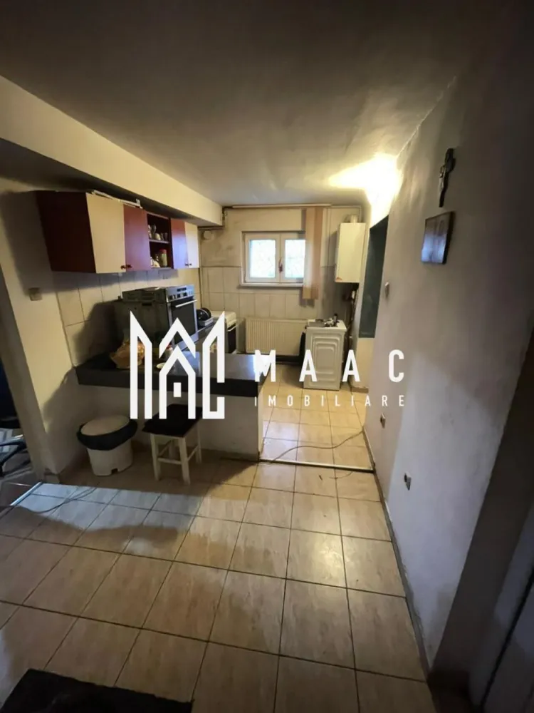 Apartament 2 Camere I 40 mp I Demisol I Zonă Premium I Ștrand - MAAC Imobiliare – Apartament 2 camere, 40 mp, demisol, zonă premium Ștrand – Str. Cristian / Litovoi Vodă MAAC Imobiliare propune spre vânzare un apartament cu 2 camere situat într-una dintre cele mai apreciate și căutate zone ale Sibiului, în cartierul Ștrand, chiar lângă Parcul Cristianului. Proprietatea se află într-o casă cu regim de înălțime P+1 și beneficiază de curte comună (cotă parte), oferind un plus de intimitate și un stil de locuire rar întâlnit pe piață. Apartamentul are o suprafață utilă de 40 mp și este compus din living, dormitor, bucătărie și baie. Compartimentarea este semidecomandată. Imobilul necesită renovare completă, ceea ce permite noilor proprietari să-l personalizeze integral după propriul gust, fie pentru locuire, fie pentru închiriere. Caracteristici principale Suprafață utilă: 40 mp Compartimentare: semidecomandat Camere: living, dormitor, bucătărie, baie Nivel: demisol Tip imobil: casă (P+1) Curte: comună, în cotă parte Stare: necesită renovare totală Avantaje și argumente de achiziție Localizare excelentă, într-o zonă matură și extrem de bine cotată Acces imediat la școli, licee, magazine, farmacii Stații de autobuz la câteva minute de mers pe jos Aproape de centru și de puncte de interes importante din oraș Ideal pentru investiție: se pretează pentru închiriere în regim clasic sau ca locuință personală Curte comună care oferă o atmosferă liniștită și un mod de viață diferit de cel al blocurilor standard Proprietatea reprezintă o oportunitate rară în zona Ștrand, combinând avantajele locuirii la casă cu proximitatea tuturor facilităților urbane. Necesitatea renovării permite o reconfigurare completă și o transformare în funcție de preferințe, fie pentru uz propriu, fie ca investiție profitabilă. Pentru detalii suplimentare, consultanță sau programarea unei vizionări, vă rugăm să ne contactați specificând ID: CP2802675. }}