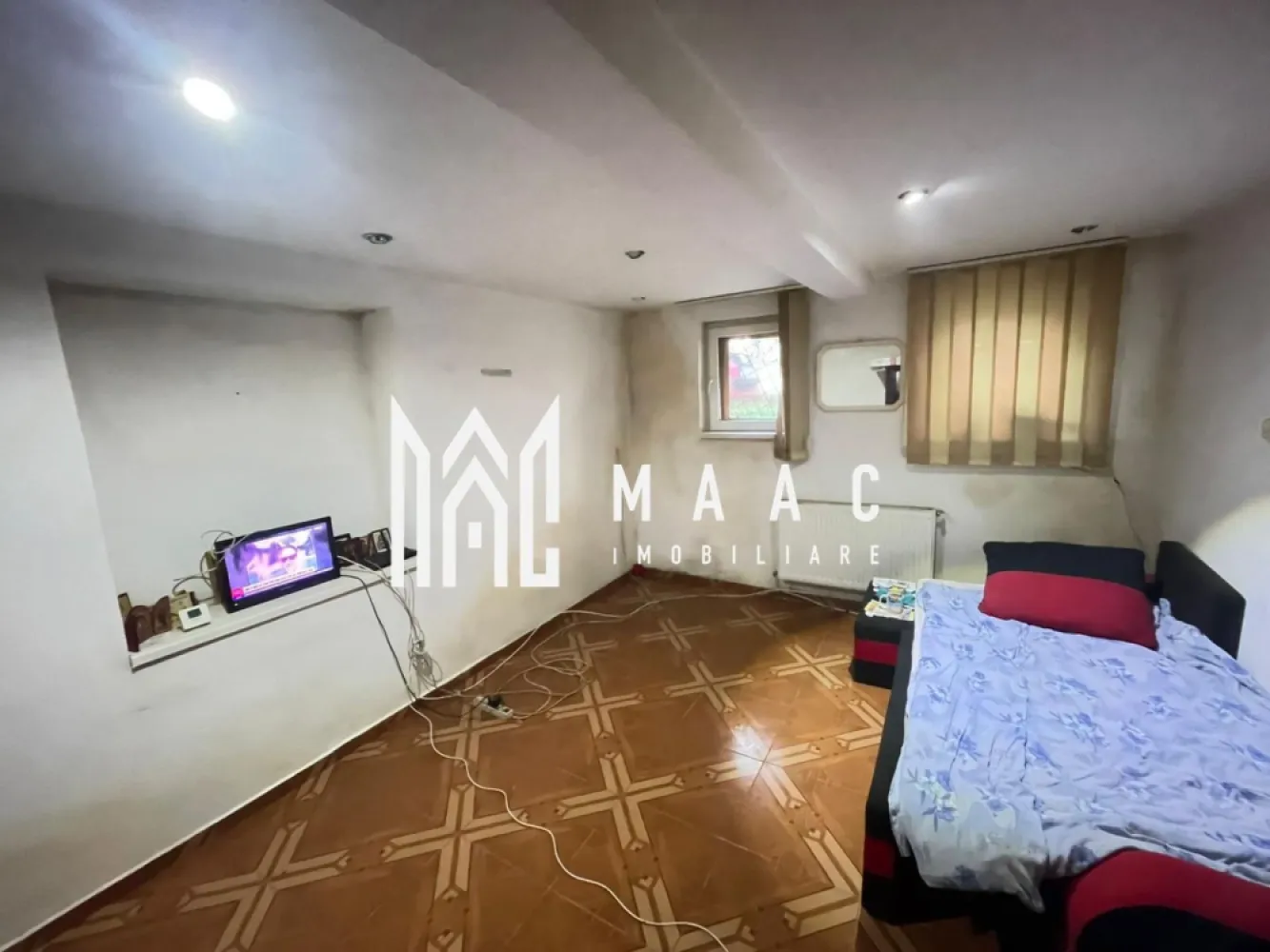 Apartament 2 Camere I 40 mp I Demisol I Zonă Premium I Ștrand - MAAC Imobiliare – Apartament 2 camere, 40 mp, demisol, zonă premium Ștrand – Str. Cristian / Litovoi Vodă MAAC Imobiliare propune spre vânzare un apartament cu 2 camere situat într-una dintre cele mai apreciate și căutate zone ale Sibiului, în cartierul Ștrand, chiar lângă Parcul Cristianului. Proprietatea se află într-o casă cu regim de înălțime P+1 și beneficiază de curte comună (cotă parte), oferind un plus de intimitate și un stil de locuire rar întâlnit pe piață. Apartamentul are o suprafață utilă de 40 mp și este compus din living, dormitor, bucătărie și baie. Compartimentarea este semidecomandată. Imobilul necesită renovare completă, ceea ce permite noilor proprietari să-l personalizeze integral după propriul gust, fie pentru locuire, fie pentru închiriere. Caracteristici principale Suprafață utilă: 40 mp Compartimentare: semidecomandat Camere: living, dormitor, bucătărie, baie Nivel: demisol Tip imobil: casă (P+1) Curte: comună, în cotă parte Stare: necesită renovare totală Avantaje și argumente de achiziție Localizare excelentă, într-o zonă matură și extrem de bine cotată Acces imediat la școli, licee, magazine, farmacii Stații de autobuz la câteva minute de mers pe jos Aproape de centru și de puncte de interes importante din oraș Ideal pentru investiție: se pretează pentru închiriere în regim clasic sau ca locuință personală Curte comună care oferă o atmosferă liniștită și un mod de viață diferit de cel al blocurilor standard Proprietatea reprezintă o oportunitate rară în zona Ștrand, combinând avantajele locuirii la casă cu proximitatea tuturor facilităților urbane. Necesitatea renovării permite o reconfigurare completă și o transformare în funcție de preferințe, fie pentru uz propriu, fie ca investiție profitabilă. Pentru detalii suplimentare, consultanță sau programarea unei vizionări, vă rugăm să ne contactați specificând ID: CP2802675. }}