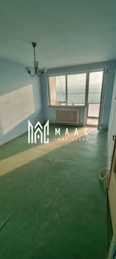 Apartament 2 Camere I Etaj intermediar I Zona Mihai Viteazul - Vă propunem spre vânzare un apartament cu 2 camere semidecomandate, situat într-una dintre cele mai apreciate și bine conectate zone ale orașului – Mihai Viteazul. Poziționat la etajul 7 din 10, apartamentul beneficiază de orientare sudică, oferind lumină naturală pe tot parcursul zilei. Caracteristici: Compartimentare semidecomandată Balcon Pivniță inclusă Baie cu geam pentru aerisire naturală Etaj intermediar superior – vedere deschisă și lumină din plin Punctul forte: Apartamentul este nemobilat și neutilat, necesitând renovare completă – ideal pentru a fi amenajat exact după gustul și nevoile noului proprietar, fără compromisuri sau costuri de modificare a unor finisaje existente Avantaje zonă: Locație excelentă, cu acces rapid către toate punctele de interes În imediata apropiere: magazine, școli, mijloace de transport, centre comerciale Zonă foarte căutată, potrivită atât pentru locuit, cât și pentru investiție Alte beneficii: Disponibil imediat Potențial ridicat de valorificare după renovare Pentru informati si vizionari: CP3031899 }}