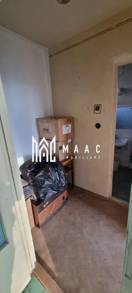 Apartament 2 Camere I Etaj intermediar I Zona Mihai Viteazul - Vă propunem spre vânzare un apartament cu 2 camere semidecomandate, situat într-una dintre cele mai apreciate și bine conectate zone ale orașului – Mihai Viteazul. Poziționat la etajul 7 din 10, apartamentul beneficiază de orientare sudică, oferind lumină naturală pe tot parcursul zilei. Caracteristici: Compartimentare semidecomandată Balcon Pivniță inclusă Baie cu geam pentru aerisire naturală Etaj intermediar superior – vedere deschisă și lumină din plin Punctul forte: Apartamentul este nemobilat și neutilat, necesitând renovare completă – ideal pentru a fi amenajat exact după gustul și nevoile noului proprietar, fără compromisuri sau costuri de modificare a unor finisaje existente Avantaje zonă: Locație excelentă, cu acces rapid către toate punctele de interes În imediata apropiere: magazine, școli, mijloace de transport, centre comerciale Zonă foarte căutată, potrivită atât pentru locuit, cât și pentru investiție Alte beneficii: Disponibil imediat Potențial ridicat de valorificare după renovare Pentru informati si vizionari: CP3031899 }}