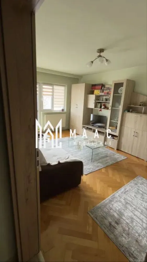 Apartament 3 camere | 2 Balcoane | Decomandat | Strand - MAAC Imobiliare vă prezintă spre vânzare un apartament cu 3 camere, situat la etajul 4 din 4, cu pod deasupra, în zona Strand. Caracteristici: Apartament cu 3 camere. Suprafață utilă de 65 mp. Situat la etajul 4 din 4, cu pod deasupra. Compartimentare: Hol de acces. Living luminos cu ieșire pe balcon. Două dormitoare, dintre care unul beneficiază de balcon propriu. Două băi. Dotări și finisaje: Parchet din lemn masiv de stejar. Centrală termică proprie și încălzire prin calorifere. Instalații electrice și sanitare complet schimbate. Spații bine întreținute și funcționale. Avantaje locație: Acces rapid către centru, magazine, școli și mijloace de transport. Aproape de parcuri și zone verzi. Pentru mai multe detalii precizati telefonic ca ati vazut anuntul cu ID: CP3033413 }}