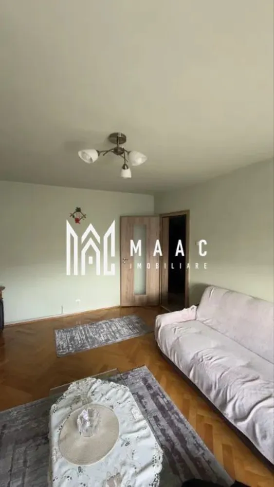 Apartament 3 camere | 2 Balcoane | Decomandat | Strand - MAAC Imobiliare vă prezintă spre vânzare un apartament cu 3 camere, situat la etajul 4 din 4, cu pod deasupra, în zona Strand. Caracteristici: Apartament cu 3 camere. Suprafață utilă de 65 mp. Situat la etajul 4 din 4, cu pod deasupra. Compartimentare: Hol de acces. Living luminos cu ieșire pe balcon. Două dormitoare, dintre care unul beneficiază de balcon propriu. Două băi. Dotări și finisaje: Parchet din lemn masiv de stejar. Centrală termică proprie și încălzire prin calorifere. Instalații electrice și sanitare complet schimbate. Spații bine întreținute și funcționale. Avantaje locație: Acces rapid către centru, magazine, școli și mijloace de transport. Aproape de parcuri și zone verzi. Pentru mai multe detalii precizati telefonic ca ati vazut anuntul cu ID: CP3033413 }}