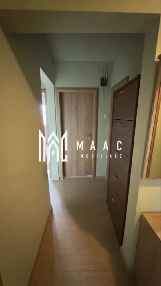 Apartament 3 camere | 2 Balcoane | Decomandat | Strand - MAAC Imobiliare vă prezintă spre vânzare un apartament cu 3 camere, situat la etajul 4 din 4, cu pod deasupra, în zona Strand. Caracteristici: Apartament cu 3 camere. Suprafață utilă de 65 mp. Situat la etajul 4 din 4, cu pod deasupra. Compartimentare: Hol de acces. Living luminos cu ieșire pe balcon. Două dormitoare, dintre care unul beneficiază de balcon propriu. Două băi. Dotări și finisaje: Parchet din lemn masiv de stejar. Centrală termică proprie și încălzire prin calorifere. Instalații electrice și sanitare complet schimbate. Spații bine întreținute și funcționale. Avantaje locație: Acces rapid către centru, magazine, școli și mijloace de transport. Aproape de parcuri și zone verzi. Pentru mai multe detalii precizati telefonic ca ati vazut anuntul cu ID: CP3033413 }}