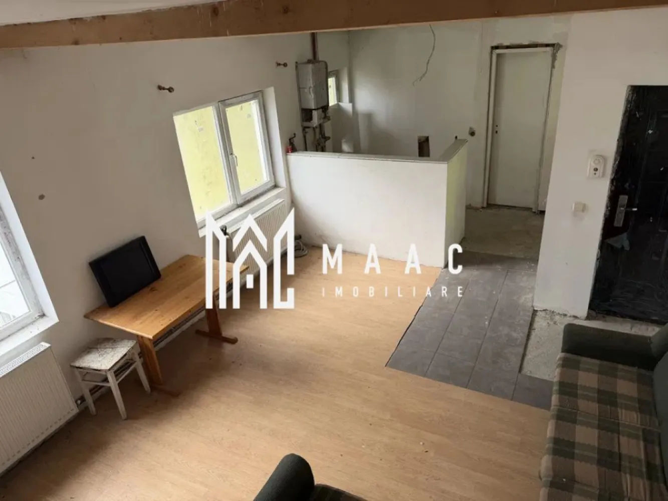Apartament 3 camere | 60 MPU | Vasile Aaron - MAAC Imobiliare vă prezintă un apartament cu 3 camere, situat în zona Vasile Aaron.

Caracteristici:
Tip proprietate: apartament cu 3 camere
Amplasare: mansardă într-un imobil cu 5 etaje
Suprafață utila: 60 mp

Compartimentare:
Nivelul inferior: living, bucătărie open-space, baie cu geam de aerisire
Nivelul superior: două dormitoare nedecomandate.

Dotări și beneficii:
Centrală termică proprie cu calorifere
Posibilitate de personalizare și amenajare după gusturile și nevoile viitorului proprietar
Apartament cu potențial de investiție și randament ridicat la închiriere.

Localizare:
Acces facil către Shopping City Sibiu, școli, grădinițe, bănci, farmacii, Profi, Penny și spații verzi pentru relaxare.

Pentru mai multe detalii precizati telefonic ca ati vazut anuntul cu ID: CP3033689