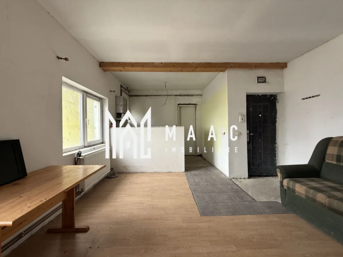 Apartament 3 camere | 60 MPU | Vasile Aaron - MAAC Imobiliare vă prezintă un apartament cu 3 camere, situat în zona Vasile Aaron.

Caracteristici:
Tip proprietate: apartament cu 3 camere
Amplasare: mansardă într-un imobil cu 5 etaje
Suprafață utila: 60 mp

Compartimentare:
Nivelul inferior: living, bucătărie open-space, baie cu geam de aerisire
Nivelul superior: două dormitoare nedecomandate.

Dotări și beneficii:
Centrală termică proprie cu calorifere
Posibilitate de personalizare și amenajare după gusturile și nevoile viitorului proprietar
Apartament cu potențial de investiție și randament ridicat la închiriere.

Localizare:
Acces facil către Shopping City Sibiu, școli, grădinițe, bănci, farmacii, Profi, Penny și spații verzi pentru relaxare.

Pentru mai multe detalii precizati telefonic ca ati vazut anuntul cu ID: CP3033689