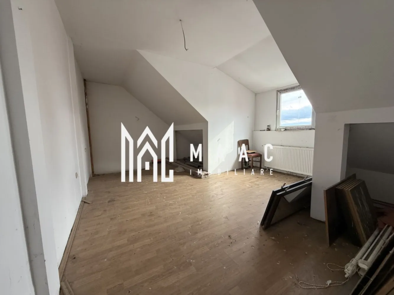 Apartament 3 camere | 60 MPU | Vasile Aaron - MAAC Imobiliare vă prezintă un apartament cu 3 camere, situat în zona Vasile Aaron.

Caracteristici:
Tip proprietate: apartament cu 3 camere
Amplasare: mansardă într-un imobil cu 5 etaje
Suprafață utila: 60 mp

Compartimentare:
Nivelul inferior: living, bucătărie open-space, baie cu geam de aerisire
Nivelul superior: două dormitoare nedecomandate.

Dotări și beneficii:
Centrală termică proprie cu calorifere
Posibilitate de personalizare și amenajare după gusturile și nevoile viitorului proprietar
Apartament cu potențial de investiție și randament ridicat la închiriere.

Localizare:
Acces facil către Shopping City Sibiu, școli, grădinițe, bănci, farmacii, Profi, Penny și spații verzi pentru relaxare.

Pentru mai multe detalii precizati telefonic ca ati vazut anuntul cu ID: CP3033689