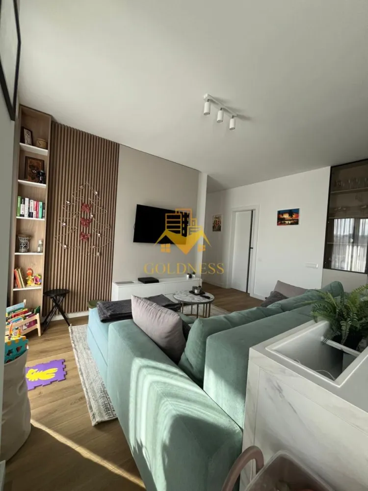 3 camere LUX, Cartierul Zorilor, Frunzișului, Lidl, Golden Tulip - GOLDNESS Imobiliare vă propune spre închiriere un apartament cu 3 camere complet mobilat și utilat, la etajul 3 într-un imobil de 10 etaje, în Cartierul Zorilor Dispune de loc de parcare subterana și boxa. Se află în apropierea stațiilor de transport în comun, magazine, restaurante, spații verzi, farmacii, etc. Apartamentul este compartimentat astfel: - 2 dormitoare cu pat matrimonial și canapea extensibila, dressing, noptiere - living cu bucatarie open space complet utilată și mobilată, canapea extensibilă, loc de servit masa - 2 bai cu dus walkin și cada, calorifer port prosop și dulap pentru depozitare. - terasa de 30 mp. Imobilul este dotat cu toate cele necesare- încălzire în pardoseala, frigider, aragaz, hotă, mașină de spălat haine, mașina spălat vase etc. Dacă sunteți interesați de acest apartament și doriți să îl vizionați, dar și pentru alte oferte nu ezitați să ne contactați telefonic sau prin e-mail. Vă stăm la dispoziție! Pentru intermediere se percepe un comision de 50% din prețul chiriei! }}