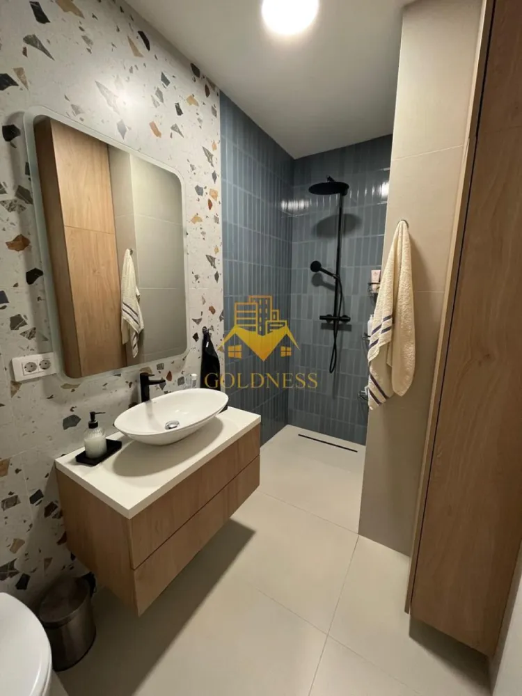 3 camere LUX, Cartierul Zorilor, Frunzișului, Lidl, Golden Tulip - GOLDNESS Imobiliare vă propune spre închiriere un apartament cu 3 camere complet mobilat și utilat, la etajul 3 într-un imobil de 10 etaje, în Cartierul Zorilor Dispune de loc de parcare subterana și boxa. Se află în apropierea stațiilor de transport în comun, magazine, restaurante, spații verzi, farmacii, etc. Apartamentul este compartimentat astfel: - 2 dormitoare cu pat matrimonial și canapea extensibila, dressing, noptiere - living cu bucatarie open space complet utilată și mobilată, canapea extensibilă, loc de servit masa - 2 bai cu dus walkin și cada, calorifer port prosop și dulap pentru depozitare. - terasa de 30 mp. Imobilul este dotat cu toate cele necesare- încălzire în pardoseala, frigider, aragaz, hotă, mașină de spălat haine, mașina spălat vase etc. Dacă sunteți interesați de acest apartament și doriți să îl vizionați, dar și pentru alte oferte nu ezitați să ne contactați telefonic sau prin e-mail. Vă stăm la dispoziție! Pentru intermediere se percepe un comision de 50% din prețul chiriei! }}