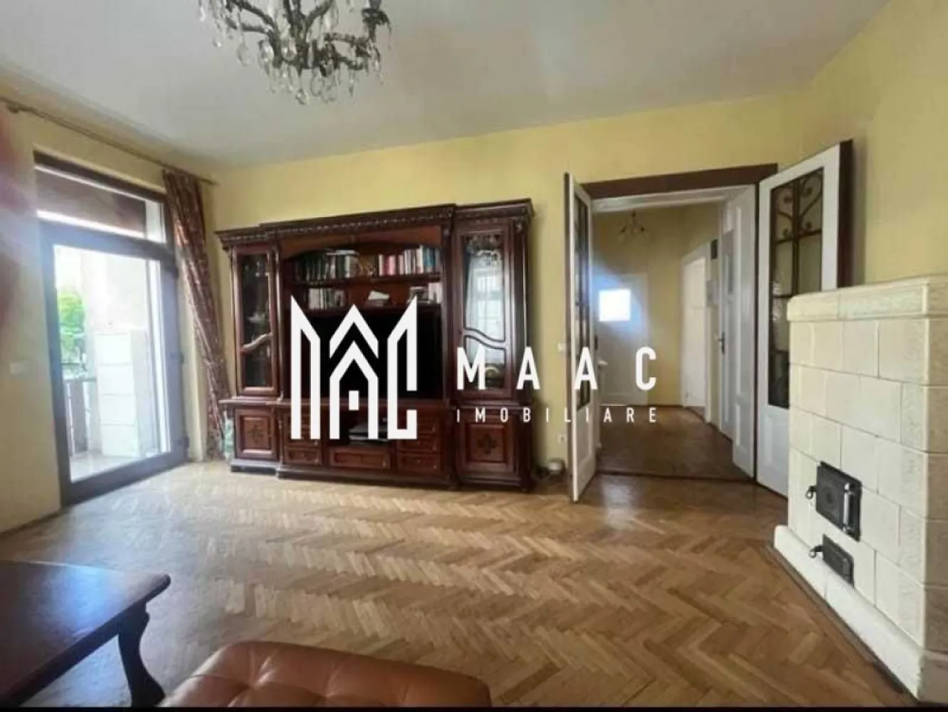 Apartament 3 camere | Curte | Garaj | Pivnita | Central - MAAC Imobiliare ofera spre inchiriere apartament cu 3 camere la casa, in zona Centrala (la 10-12 minute de mers pe jos de centru si de parcul SubArini). Parter inalt (dispune de pivnita-demisol). Apartamentul este spatios si confortabil, amenajat cu parchet din lemn masiv si usi interioare din lemn. Suprafata utila este de 90 mp si este compartimentat astfel: hol, living, bucatarie, doua dormitoare si baie cu geam de aerisire. Mod de predare: Apartamentul se preda partial mobilat. Bucataria si baia sunt amenajate complet (inclusiv electrocasnice). Incalzirea se realizeaza cu centrala termica proprie si calorifere. Loc de parcare: In curte este amenajat 1 loc de parcare si spatiu de depozitare. La inchiriere se achita o luna in avans + garantie in cuantumul unei chirii lunare. Disponibilitate imediata. Pentru mai multe detalii, va rugam specificati telefonic: CP2802461 }}