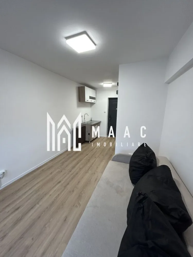 Garsonieră cochetă | Etaj 1 | Prima închiriere | Lazaret - Maac Imobiliare prezintă spre închiriere o garsonieră situată la etajul 1 din 4 al unui imobil din zona Lazaret. Suprafață utilă: 18 mp Etaj: 1 / 4 Garsoniera este parțial mobilată și utilată în momentul de față, cu mențiunea că până la sfârșitul lunii va fi completată cu dotările necesare: mașină de spălat, plită electrică, frigider și dulap pentru haine. Locuința a fost complet renovată și se află la prima închiriere. Dispune de canapea extensibilă și este poziționată pe mijlocul clădirii, având un singur perete exterior, ceea ce contribuie la costuri reduse de întreținere. Proprietatea este ideală pentru un student, o persoană singură sau un cuplu aflat la început de drum. Prețul de închiriere este de 260 € / lună. Pentru mai multe informații și programarea unei vizionări, vă rugăm să menționați codul proprietății: CP3034533. }}