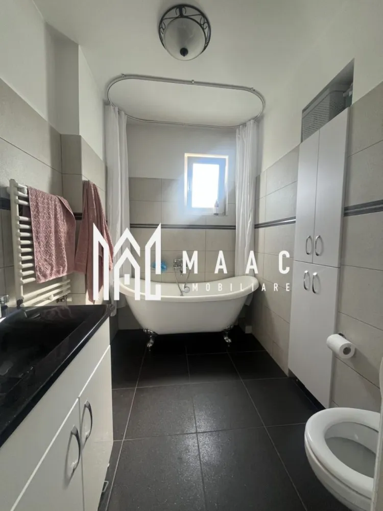 Apartament 3 camere | Curte | Garaj | Pivnita | Central - MAAC Imobiliare ofera spre inchiriere apartament cu 3 camere la casa, in zona Centrala (la 10-12 minute de mers pe jos de centru si de parcul SubArini). Parter inalt (dispune de pivnita-demisol). Apartamentul este spatios si confortabil, amenajat cu parchet din lemn masiv si usi interioare din lemn. Suprafata utila este de 90 mp si este compartimentat astfel: hol, living, bucatarie, doua dormitoare si baie cu geam de aerisire. Mod de predare: Apartamentul se preda partial mobilat. Bucataria si baia sunt amenajate complet (inclusiv electrocasnice). Incalzirea se realizeaza cu centrala termica proprie si calorifere. Loc de parcare: In curte este amenajat 1 loc de parcare si spatiu de depozitare. La inchiriere se achita o luna in avans + garantie in cuantumul unei chirii lunare. Disponibilitate imediata. Pentru mai multe detalii, va rugam specificati telefonic: CP2802461 }}