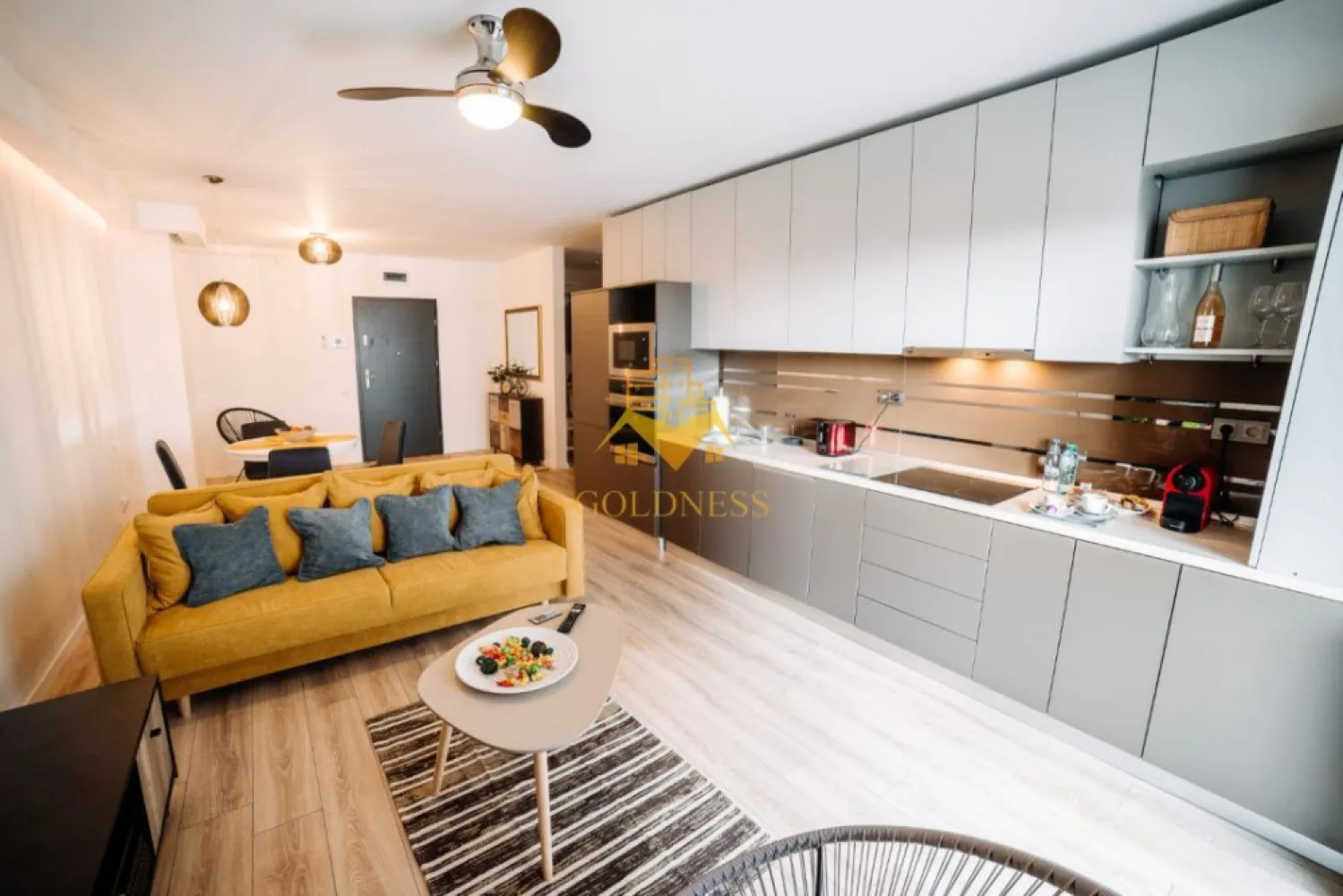 2 camere, modern, garaj, Zona Centrala, Bosch, NTT DATA, Pet Friendly - GOLDNESS Imobiliare vă propune spre închiriere un apartament complet mobilat și utilat, la etajul 4 într-un imobil de 7 etaje, semicentral . Apartamentul este compartimentat astfel: - dormitor cu pat matrimonial, noptiere, TV, spatiu pentru depozitare - living cu bucatarie open-space complet utilată, canapea extensibla, loc de servit masa, dulap pentru haine - baie cu vană, cabina de dus, calorifer port prosop inox și dulap pentru depozitare. - balcon de 10 mp. Imobilul este dotat cu toate cele necesare- centrală proprie, mașină de spălat haine, frigider, plită electrică, hotă, TV, etc. Se află în apropierea stațiilor de transport în comun, magazine, restaurante, spații verzi, farmacii, etc. Dispune de loc de parcare! Dacă sunteți interesați de acest apartament și doriți să îl vizionați, dar și pentru alte oferte sau detalii nu ezitați să ne contactați telefonic sau prin e-mail - goldnessimobiliare@gmail.com. Vă stăm la dispoziție! }}