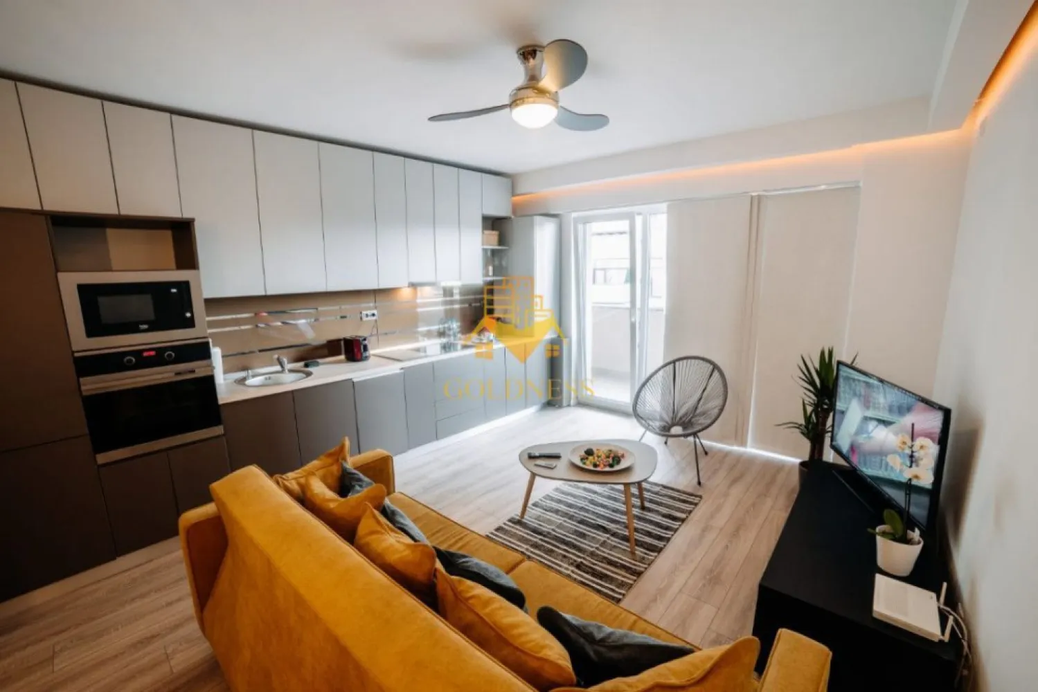 2 camere, modern, garaj, Zona Centrala, Bosch, NTT DATA, Pet Friendly - GOLDNESS Imobiliare vă propune spre închiriere un apartament complet mobilat și utilat, la etajul 4 într-un imobil de 7 etaje, semicentral . Apartamentul este compartimentat astfel: - dormitor cu pat matrimonial, noptiere, TV, spatiu pentru depozitare - living cu bucatarie open-space complet utilată, canapea extensibla, loc de servit masa, dulap pentru haine - baie cu vană, cabina de dus, calorifer port prosop inox și dulap pentru depozitare. - balcon de 10 mp. Imobilul este dotat cu toate cele necesare- centrală proprie, mașină de spălat haine, frigider, plită electrică, hotă, TV, etc. Se află în apropierea stațiilor de transport în comun, magazine, restaurante, spații verzi, farmacii, etc. Dispune de loc de parcare! Dacă sunteți interesați de acest apartament și doriți să îl vizionați, dar și pentru alte oferte sau detalii nu ezitați să ne contactați telefonic sau prin e-mail - goldnessimobiliare@gmail.com. Vă stăm la dispoziție! }}