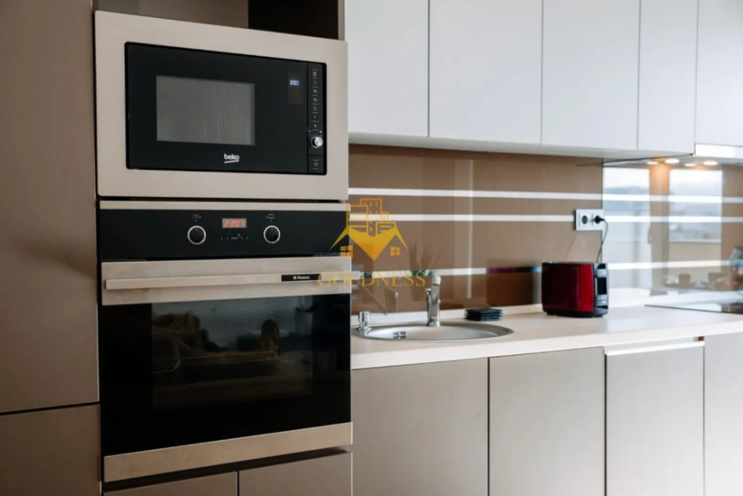 2 camere, modern, garaj, Zona Centrala, Bosch, NTT DATA, Pet Friendly - GOLDNESS Imobiliare vă propune spre închiriere un apartament complet mobilat și utilat, la etajul 4 într-un imobil de 7 etaje, semicentral . Apartamentul este compartimentat astfel: - dormitor cu pat matrimonial, noptiere, TV, spatiu pentru depozitare - living cu bucatarie open-space complet utilată, canapea extensibla, loc de servit masa, dulap pentru haine - baie cu vană, cabina de dus, calorifer port prosop inox și dulap pentru depozitare. - balcon de 10 mp. Imobilul este dotat cu toate cele necesare- centrală proprie, mașină de spălat haine, frigider, plită electrică, hotă, TV, etc. Se află în apropierea stațiilor de transport în comun, magazine, restaurante, spații verzi, farmacii, etc. Dispune de loc de parcare! Dacă sunteți interesați de acest apartament și doriți să îl vizionați, dar și pentru alte oferte sau detalii nu ezitați să ne contactați telefonic sau prin e-mail - goldnessimobiliare@gmail.com. Vă stăm la dispoziție! }}