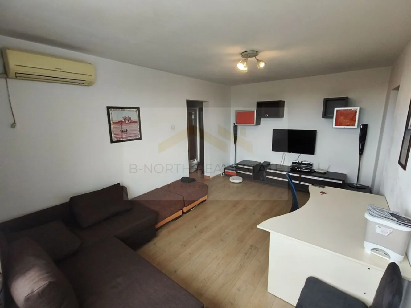 Apartament 2 camere de închiriat | Tineretului | Vizavi de Parcul Tineretului - B-North Real Estate vă propune spre închiriere un apartament cu 2 camere, situat pe Bulevardul Tineretului nr. 23, chiar vizavi de Parcul Tineretului. Poziționat într-o zonă excelentă, la doar 5 minute de stația de metrou Tineretului, apartamentul este ideal pentru un cuplu sau o persoană care își dorește confort, liniște și acces rapid către centrul orașului.

Caracteristici principale:

Apartament cu 2 camere
Compartimentare semidecomandată
Suprafață utilă: 53 mp
Etaj 7
Bloc reabilitat termic

Dotări și beneficii:

Complet mobilat și utilat
Bucătărie complet echipată
Boiler Smart cu funcții inteligente pentru optimizarea consumului și asigurarea permanentă a apei calde
Apartament curat și bine întreținut
Pregătit pentru mutare imediată

Avantaje locație:

Bulevardul Tineretului nr. 23
Vizavi de Parcul Tineretului
Aproximativ 5 minute de mers pe jos până la stația de metrou Tineretului
Acces rapid către mijloace de transport în comun
În apropiere de magazine, restaurante, cafenele, farmacii și alte puncte de interes

Preț și condiții:

Chirie: 550 euro/lună

Pentru detalii suplimentare și programarea unei vizionări, contactați B-North Real Estate.