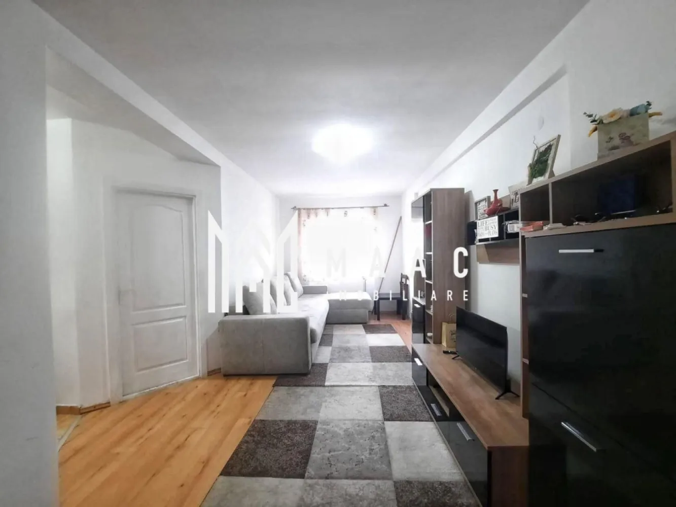 Apartament 2 camere | 43 MP | Etaj 3/6 | Lift | Ștefan cel Mare - Maac Imobiliare prezintă spre vânzare un apartament cu 2 camere, ideal pentru un început confortabil sau pentru investiție sigură, situat într-o zonă liniștită, cu acces rapid către punctele de interes ale orașului. Detalii imobil: Suprafață utilă: 43 mp Compartimentare: bucătărie separată Etaj: 3 din 6 Bloc izolat termic, prevăzut cu lift Centrală termică de bloc Dotări și beneficii: Se vinde complet mobilat și utilat, conform fotografiilor Mașină de spălat rufe Cuptor electric și frigider Baie complet utilată Ușă metalică la intrare Interfon Predare la cheie – disponibil imediat Avantaje locație: Zonă liniștită și bine conectată Stație de autobuz chiar în fața blocului Magazin (Profi) și sală de fitness (Unic Gym) la parter Farmacie în apropiere Parc și loc de joacă pentru copii Acces rapid către centrul orașului și autostradă Locuri de parcare disponibile în zonă Acest apartament se evidențiază prin poziționarea excelentă, accesibilitate și potențial ridicat de închiriere, fiind o alegere ideală atât pentru locuit, cât și pentru investiție. Pentru mai multe informatii specificati ca ati vazut anuntul cu ID: CP2988204