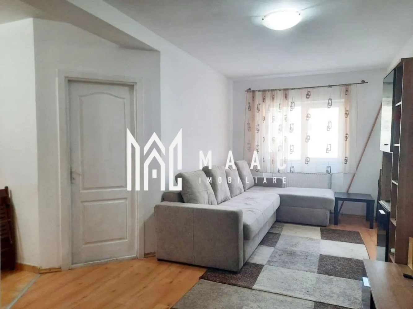 Apartament 2 camere | 43 MP | Etaj 3/6 | Lift | Ștefan cel Mare - Maac Imobiliare prezintă spre vânzare un apartament cu 2 camere, ideal pentru un început confortabil sau pentru investiție sigură, situat într-o zonă liniștită, cu acces rapid către punctele de interes ale orașului. Detalii imobil: Suprafață utilă: 43 mp Compartimentare: bucătărie separată Etaj: 3 din 6 Bloc izolat termic, prevăzut cu lift Centrală termică de bloc Dotări și beneficii: Se vinde complet mobilat și utilat, conform fotografiilor Mașină de spălat rufe Cuptor electric și frigider Baie complet utilată Ușă metalică la intrare Interfon Predare la cheie – disponibil imediat Avantaje locație: Zonă liniștită și bine conectată Stație de autobuz chiar în fața blocului Magazin (Profi) și sală de fitness (Unic Gym) la parter Farmacie în apropiere Parc și loc de joacă pentru copii Acces rapid către centrul orașului și autostradă Locuri de parcare disponibile în zonă Acest apartament se evidențiază prin poziționarea excelentă, accesibilitate și potențial ridicat de închiriere, fiind o alegere ideală atât pentru locuit, cât și pentru investiție. Pentru mai multe informatii specificati ca ati vazut anuntul cu ID: CP2988204