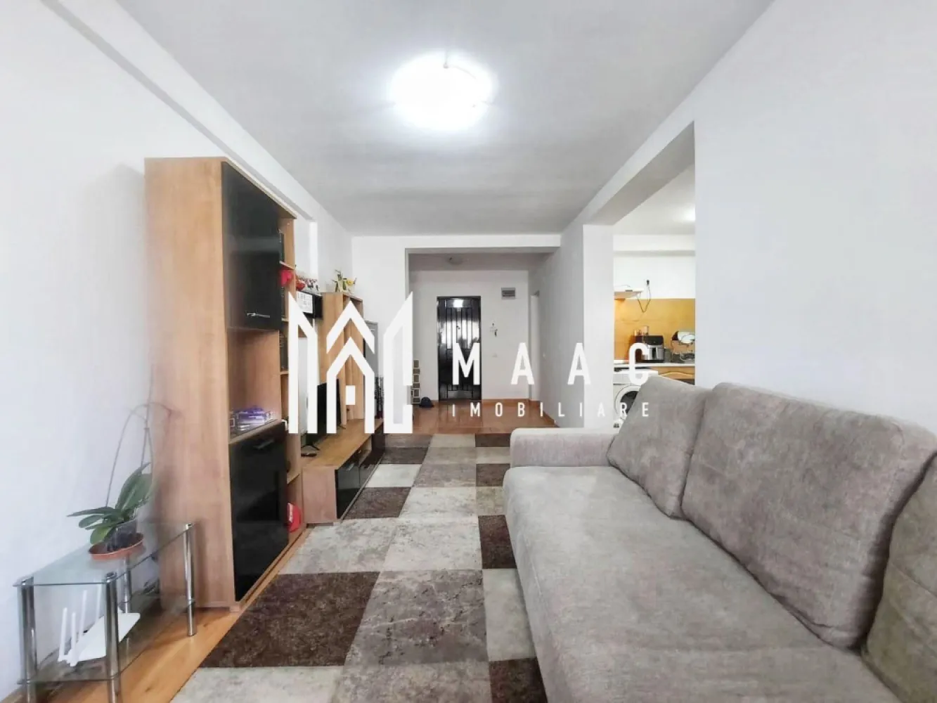 Apartament 2 camere | 43 MP | Etaj 3/6 | Lift | Ștefan cel Mare - Maac Imobiliare prezintă spre vânzare un apartament cu 2 camere, ideal pentru un început confortabil sau pentru investiție sigură, situat într-o zonă liniștită, cu acces rapid către punctele de interes ale orașului. Detalii imobil: Suprafață utilă: 43 mp Compartimentare: bucătărie separată Etaj: 3 din 6 Bloc izolat termic, prevăzut cu lift Centrală termică de bloc Dotări și beneficii: Se vinde complet mobilat și utilat, conform fotografiilor Mașină de spălat rufe Cuptor electric și frigider Baie complet utilată Ușă metalică la intrare Interfon Predare la cheie – disponibil imediat Avantaje locație: Zonă liniștită și bine conectată Stație de autobuz chiar în fața blocului Magazin (Profi) și sală de fitness (Unic Gym) la parter Farmacie în apropiere Parc și loc de joacă pentru copii Acces rapid către centrul orașului și autostradă Locuri de parcare disponibile în zonă Acest apartament se evidențiază prin poziționarea excelentă, accesibilitate și potențial ridicat de închiriere, fiind o alegere ideală atât pentru locuit, cât și pentru investiție. Pentru mai multe informatii specificati ca ati vazut anuntul cu ID: CP2988204