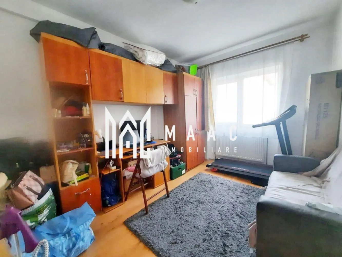Apartament 2 camere | 43 MP | Etaj 3/6 | Lift | Ștefan cel Mare - Maac Imobiliare prezintă spre vânzare un apartament cu 2 camere, ideal pentru un început confortabil sau pentru investiție sigură, situat într-o zonă liniștită, cu acces rapid către punctele de interes ale orașului. Detalii imobil: Suprafață utilă: 43 mp Compartimentare: bucătărie separată Etaj: 3 din 6 Bloc izolat termic, prevăzut cu lift Centrală termică de bloc Dotări și beneficii: Se vinde complet mobilat și utilat, conform fotografiilor Mașină de spălat rufe Cuptor electric și frigider Baie complet utilată Ușă metalică la intrare Interfon Predare la cheie – disponibil imediat Avantaje locație: Zonă liniștită și bine conectată Stație de autobuz chiar în fața blocului Magazin (Profi) și sală de fitness (Unic Gym) la parter Farmacie în apropiere Parc și loc de joacă pentru copii Acces rapid către centrul orașului și autostradă Locuri de parcare disponibile în zonă Acest apartament se evidențiază prin poziționarea excelentă, accesibilitate și potențial ridicat de închiriere, fiind o alegere ideală atât pentru locuit, cât și pentru investiție. Pentru mai multe informatii specificati ca ati vazut anuntul cu ID: CP2988204