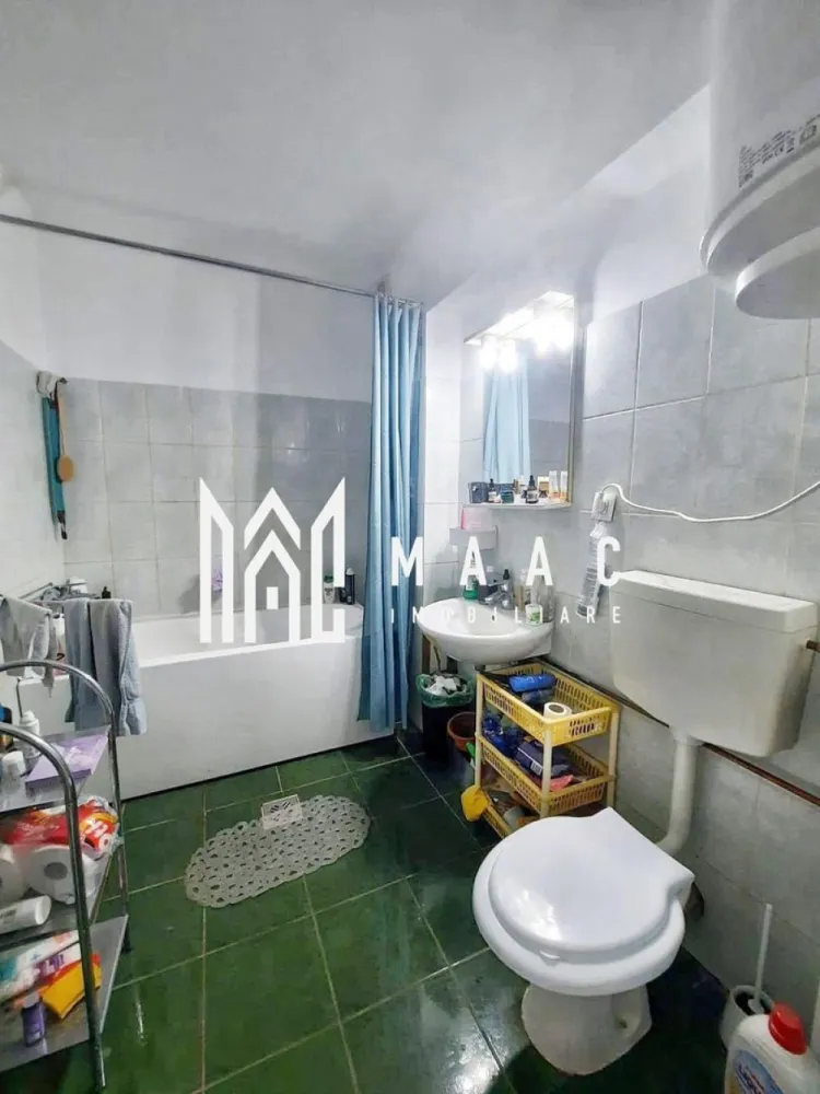 Apartament 2 camere | 43 MP | Etaj 3/6 | Lift | Ștefan cel Mare - Maac Imobiliare prezintă spre vânzare un apartament cu 2 camere, ideal pentru un început confortabil sau pentru investiție sigură, situat într-o zonă liniștită, cu acces rapid către punctele de interes ale orașului. Detalii imobil: Suprafață utilă: 43 mp Compartimentare: bucătărie separată Etaj: 3 din 6 Bloc izolat termic, prevăzut cu lift Centrală termică de bloc Dotări și beneficii: Se vinde complet mobilat și utilat, conform fotografiilor Mașină de spălat rufe Cuptor electric și frigider Baie complet utilată Ușă metalică la intrare Interfon Predare la cheie – disponibil imediat Avantaje locație: Zonă liniștită și bine conectată Stație de autobuz chiar în fața blocului Magazin (Profi) și sală de fitness (Unic Gym) la parter Farmacie în apropiere Parc și loc de joacă pentru copii Acces rapid către centrul orașului și autostradă Locuri de parcare disponibile în zonă Acest apartament se evidențiază prin poziționarea excelentă, accesibilitate și potențial ridicat de închiriere, fiind o alegere ideală atât pentru locuit, cât și pentru investiție. Pentru mai multe informatii specificati ca ati vazut anuntul cu ID: CP2988204