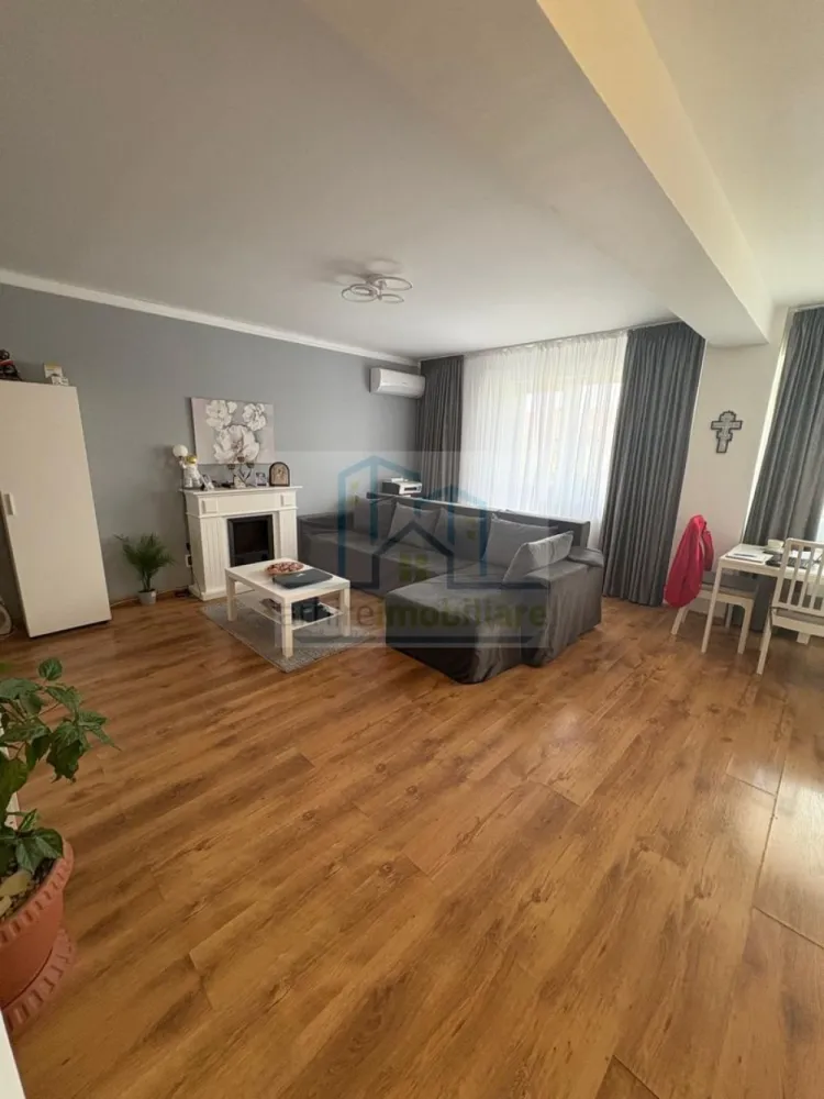 Apartament 2 camere PREMIUM | Parcare inclusă | Complet mobilat - Agentia ArhireImobiliare Vă ofera spre vanzare un apartament modern și elegant, situat în Pantelimon, la etajul 1 din 2 + mansardă, într-un bloc construit în 2017, cu supraveghere video și acte pregătite pentru vânzare. Proprietatea este gata de mutare și acceptă achiziție prin credit. Avantaje rare și cheie: 🚗 Parcare exterioara inclusă – rar în zonă, confort și siguranță garantate 🛋️ Complet mobilat și utilat – mutare imediată fără investiții suplimentare 🏢 Bloc nou 2017 cu supraveghere video – securitate și liniște 🔑 Etaj 1 – acces facil și confort optim Acte pregătite și posibilitate achiziție prin credit Compartimentare: Living spațios și luminos Dormitor confortabil Bucătărie complet utilată Baie generoasă Dressing și balcon Locație excelentă – totul la doi pași: 🛒 Kaufland & benzinarie 🛒 Magazin La Doi Pasii 🛒 Lidl – 10 minute de mers pe jos 🛒 Selgros – acces rapid 🚇 Transport public la îndemână și metrou la 10–12 minute cu mașina 🌳 Zonă liniștită și sigură Potențial investițional: 💸 Chirie estimată: 400 – 450 €/lună – randament stabil 🔄 Cerere mare pentru apartamente complet mobilate cu parcare și bloc sigur 📈 Investiție pe termen mediu și lung, cu apreciere garantată în zonă Apartamentul se vinde complet mobilat si utilat , loc de parcare inclus la pretul de 88900 Euro Usor Negociabil Va asteptam la vizionare }}