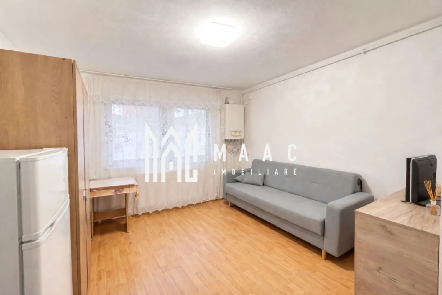 Garsonieră de închiriat I Mobilată I Parter I Centrală Proprie - MAAC Imobiliare vă propune spre închiriere o garsonieră practică, curată și bine întreținută, situată la parter, ideală pentru o persoană sau un cuplu. Locuința are o suprafață de aproximativ 18 mp și este compartimentată eficient, astfel încât să ofere un spațiu confortabil și funcțional. Garsoniera este complet mobilată și utilată, fiind disponibilă pentru mutare imediată. Zona de living/dormitor este amenajată cu canapea, comodă cu televizor și dulap generos pentru depozitare. Bucătăria este dotată cu chiuvetă, frigider și mașină de spălat, oferind toate facilitățile necesare. Baia este proprie și dispune de duș, chiuvetă și toaletă. Un avantaj important îl reprezintă centrala termică proprie, care asigură confort termic și un control eficient al costurilor. Caracteristici principale: Parter Suprafață utilă: 18 mp Complet mobilată și utilată Centrală termică proprie Baie proprie Pentru mai multe informații sau pentru programarea unei vizionări, vă rugăm să ne contactați și să menționați ID: CP3034717. }}