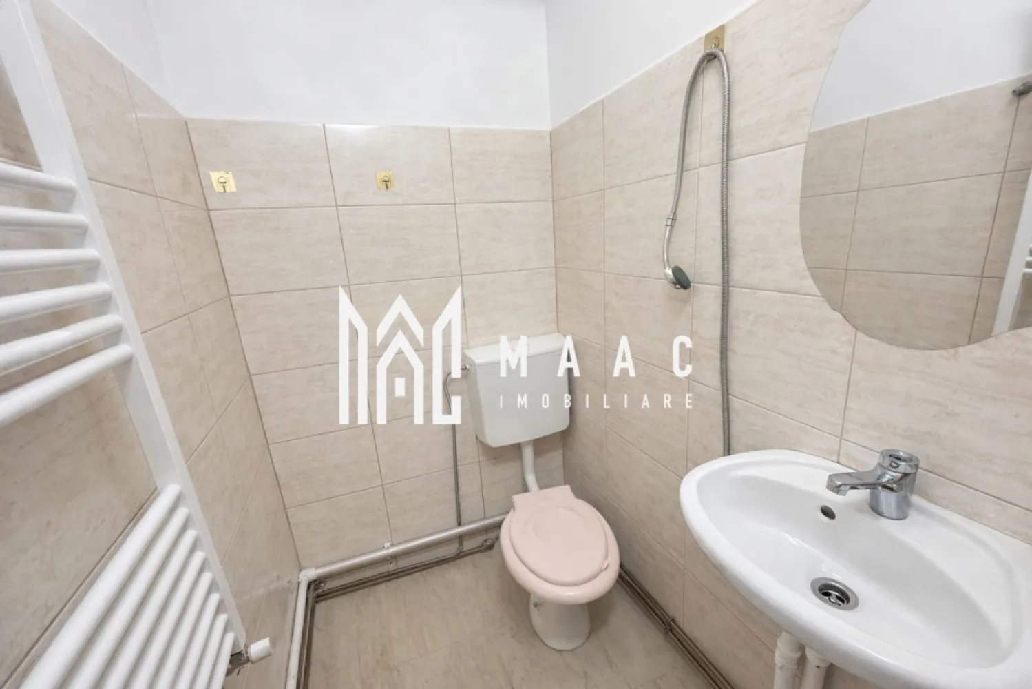 Garsonieră de închiriat I Mobilată I Parter I Centrală Proprie - MAAC Imobiliare vă propune spre închiriere o garsonieră practică, curată și bine întreținută, situată la parter, ideală pentru o persoană sau un cuplu. Locuința are o suprafață de aproximativ 18 mp și este compartimentată eficient, astfel încât să ofere un spațiu confortabil și funcțional. Garsoniera este complet mobilată și utilată, fiind disponibilă pentru mutare imediată. Zona de living/dormitor este amenajată cu canapea, comodă cu televizor și dulap generos pentru depozitare. Bucătăria este dotată cu chiuvetă, frigider și mașină de spălat, oferind toate facilitățile necesare. Baia este proprie și dispune de duș, chiuvetă și toaletă. Un avantaj important îl reprezintă centrala termică proprie, care asigură confort termic și un control eficient al costurilor. Caracteristici principale: Parter Suprafață utilă: 18 mp Complet mobilată și utilată Centrală termică proprie Baie proprie Pentru mai multe informații sau pentru programarea unei vizionări, vă rugăm să ne contactați și să menționați ID: CP3034717. }}