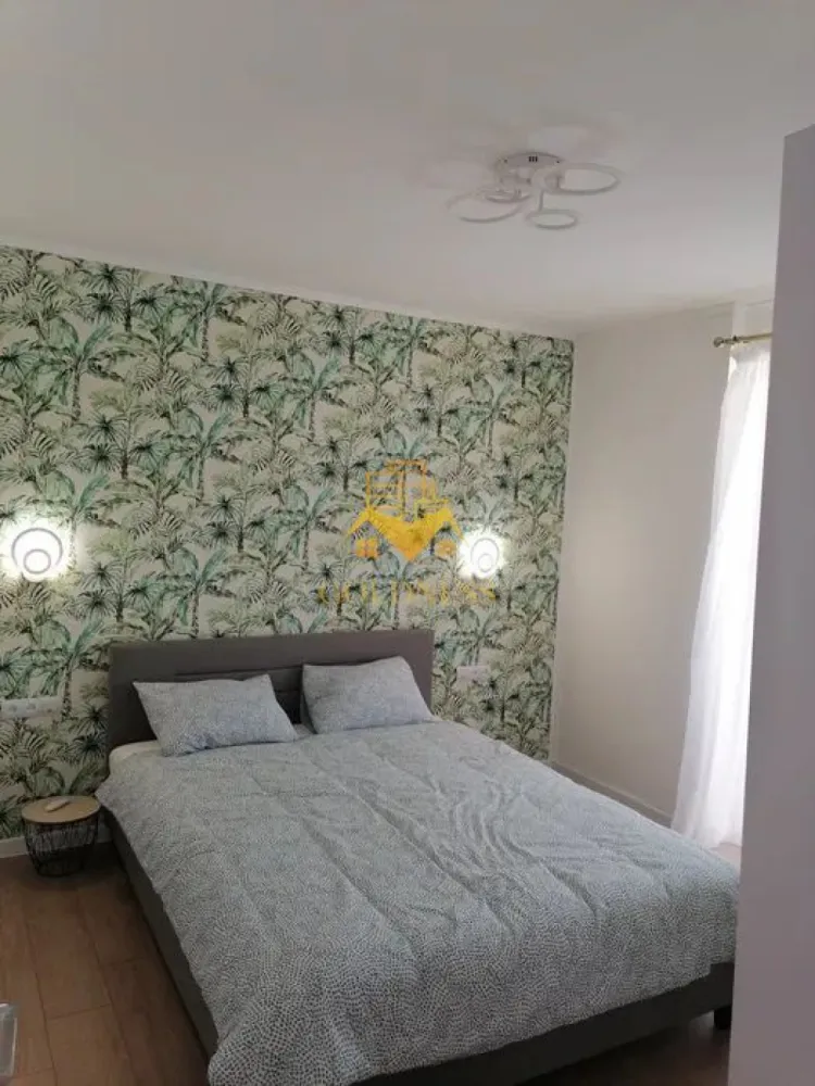 2 camere, Ultracentral, Modern, Parcare, Piata Mihai Viteazul - GOLDNESS Imobiliare vă propune spre închiriere un apartament cu 2 camere complet mobilat și utilat, la etajul 5 într-un imobil de 8 etaje, situat în zona Ultracentrala! Dispune de loc de parcare in curte! Se află în apropierea stațiilor de transport în comun, magazine, restaurante, spații verzi, farmacii, etc. Apartamentul este compartimentat astfel: - dormitor cu pat matrimonial, dressing, noptiere - living cu canapea extensibila, comoda tv, - bucatarie complet utilată și mobilată, loc de servit masa - baie cu cabina de dus, calorifer port prosop și dulap pentru depozitare. - o tarasa de 10 mp si un balcon de 5 mp Imobilul este dotat cu toate cele necesare- centrală proprie, frigider, aragaz, hotă, mașină de spălat haine, etc. Dacă sunteți interesați de acest apartament și doriți să îl vizionați, dar și pentru alte oferte nu ezitați să ne contactați telefonic sau prin e-mail. Vă stăm la dispoziție! Pentru intermediere se percepe un comision de 50% din prețul chiriei! }}