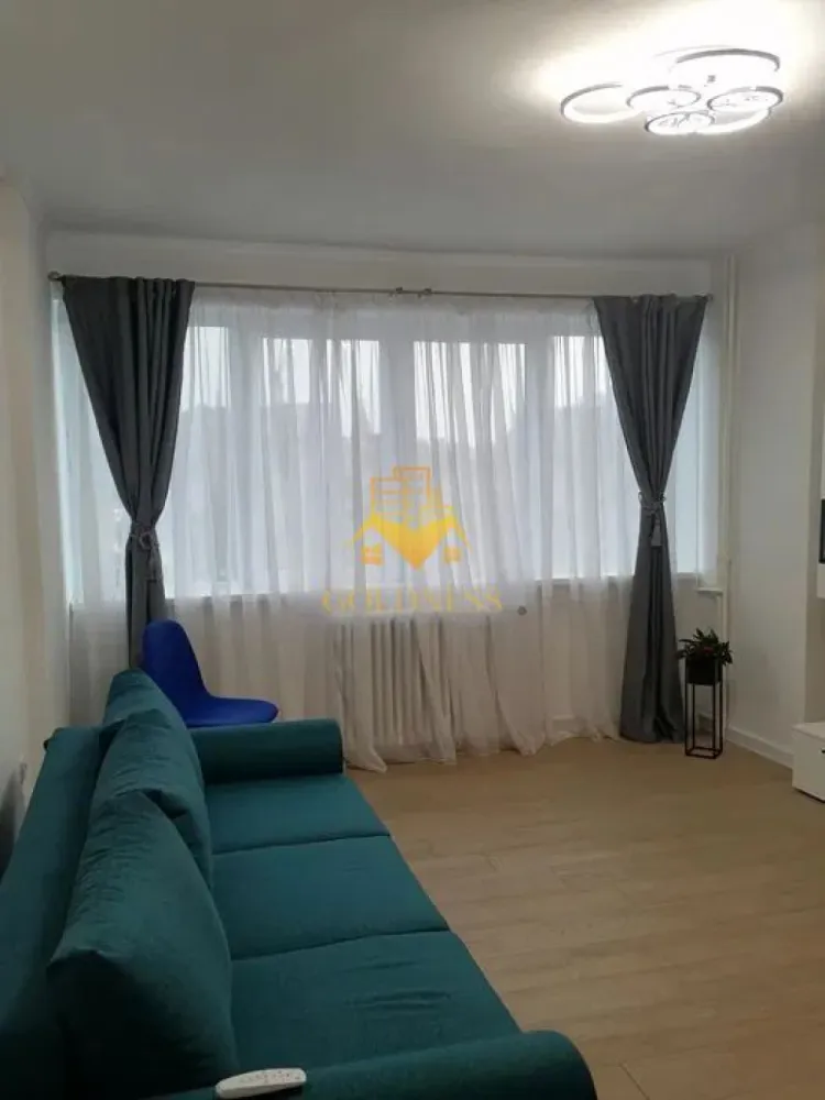 2 camere, Ultracentral, Modern, Parcare, Piata Mihai Viteazul - GOLDNESS Imobiliare vă propune spre închiriere un apartament cu 2 camere complet mobilat și utilat, la etajul 5 într-un imobil de 8 etaje, situat în zona Ultracentrala! Dispune de loc de parcare in curte! Se află în apropierea stațiilor de transport în comun, magazine, restaurante, spații verzi, farmacii, etc. Apartamentul este compartimentat astfel: - dormitor cu pat matrimonial, dressing, noptiere - living cu canapea extensibila, comoda tv, - bucatarie complet utilată și mobilată, loc de servit masa - baie cu cabina de dus, calorifer port prosop și dulap pentru depozitare. - o tarasa de 10 mp si un balcon de 5 mp Imobilul este dotat cu toate cele necesare- centrală proprie, frigider, aragaz, hotă, mașină de spălat haine, etc. Dacă sunteți interesați de acest apartament și doriți să îl vizionați, dar și pentru alte oferte nu ezitați să ne contactați telefonic sau prin e-mail. Vă stăm la dispoziție! Pentru intermediere se percepe un comision de 50% din prețul chiriei! }}