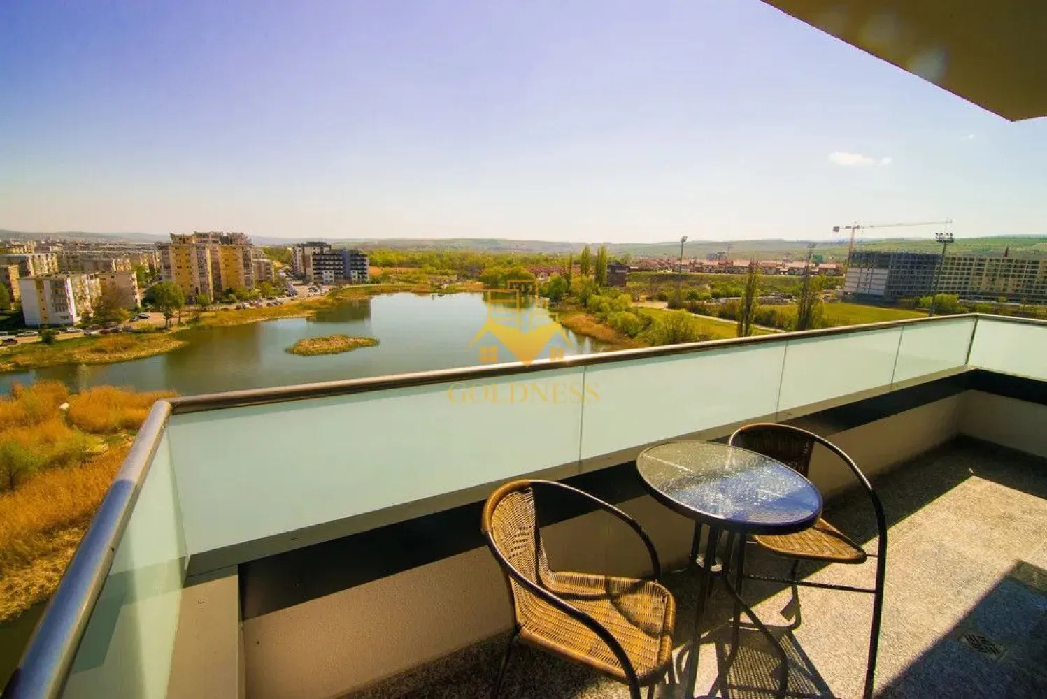 2 camere, modern, Parcare, LUX, Intre Lacuri,Iulius mall, Park Lake - GOLDNESS Imobiliare vă propune spre închiriere un apartament cu 2 camere complet mobilat și utilat, la etajul 4 într-un imobil de 10 etaje, în cartierul Gheorgheni. Apartamentul este compartimentat astfel: Dispune de loc de parcare subteran! Apartamentul este compartimentat astfel: - dormitor cu pat matrimonial, dressing, noptiere, TV - living cu bucatarie open-space complet utilată, canapea extensibla, loc de servit masa - baie cu cada, calorifer port prosop și dulap pentru depozitare. - terasa de 9 mp. Imobilul este dotat cu toate cele necesare- centrală proprie, mașină de spălat haine, masina de spalat vase,frigider, plită electrică, hotă, TV, etc. Se află în apropierea stațiilor de transport în comun, magazine, restaurante, spații verzi, farmacii, etc. Dacă sunteți interesați de acest apartament și doriți să îl vizionați, dar și pentru alte oferte sau detalii nu ezitați să ne contactați telefonic sau prin e-mail - goldnessimobiliare@gmail.com. Vă stăm la dispoziție! }}