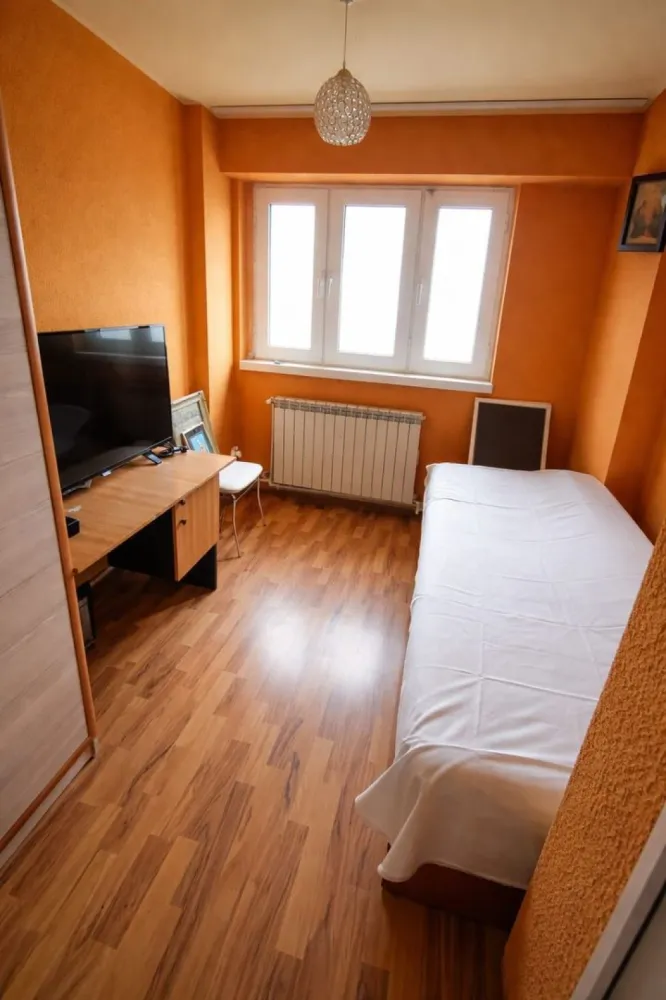 De vanzare apartament cu 2 camere Mazepa 2, 62.000 euro - Se oferă spre vânzare apartament cu 2 camere, situat într-una dintre cele mai căutate zone din Galați – Mazepa 2, cu o priveliște deosebită către Dunăre. Etaj: 5 din 8, An construcție: 1986, Suprafață: 46 mp, Vedere panoramică spre Dunăre Apartamentul este ideal atât pentru locuit, cât și ca investiție, beneficiind de o poziționare excelentă, aproape de puncte de interes, magazine, mijloace de transport și zone de promenadă. Preț: 62.000 euro (negociabil) Pentru mai multe detalii sau programarea unei vizionări, sunati la nr. de telefon 0746. 252.252 Liliana Ene }}