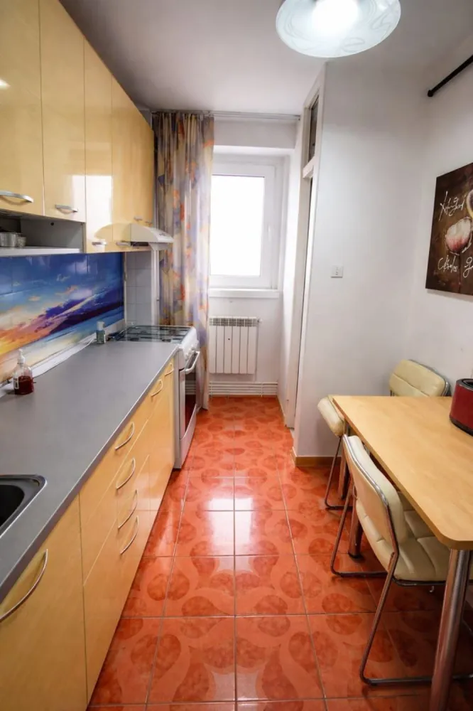 De vanzare apartament cu 2 camere Mazepa 2, 62.000 euro - Se oferă spre vânzare apartament cu 2 camere, situat într-una dintre cele mai căutate zone din Galați – Mazepa 2, cu o priveliște deosebită către Dunăre. Etaj: 5 din 8, An construcție: 1986, Suprafață: 46 mp, Vedere panoramică spre Dunăre Apartamentul este ideal atât pentru locuit, cât și ca investiție, beneficiind de o poziționare excelentă, aproape de puncte de interes, magazine, mijloace de transport și zone de promenadă. Preț: 62.000 euro (negociabil) Pentru mai multe detalii sau programarea unei vizionări, sunati la nr. de telefon 0746. 252.252 Liliana Ene }}