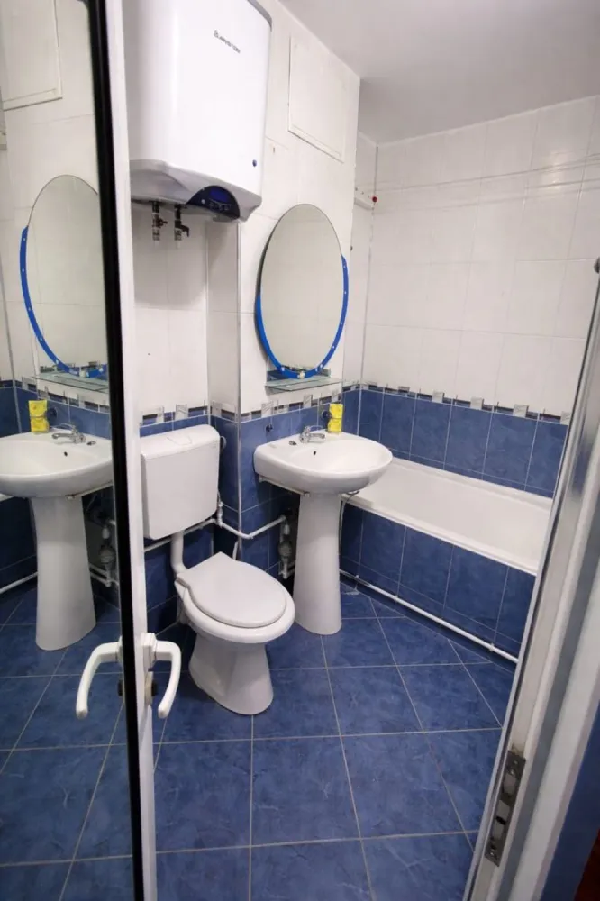 De vanzare apartament cu 2 camere Mazepa 2, 62.000 euro - Se oferă spre vânzare apartament cu 2 camere, situat într-una dintre cele mai căutate zone din Galați – Mazepa 2, cu o priveliște deosebită către Dunăre. Etaj: 5 din 8, An construcție: 1986, Suprafață: 46 mp, Vedere panoramică spre Dunăre Apartamentul este ideal atât pentru locuit, cât și ca investiție, beneficiind de o poziționare excelentă, aproape de puncte de interes, magazine, mijloace de transport și zone de promenadă. Preț: 62.000 euro (negociabil) Pentru mai multe detalii sau programarea unei vizionări, sunati la nr. de telefon 0746. 252.252 Liliana Ene }}