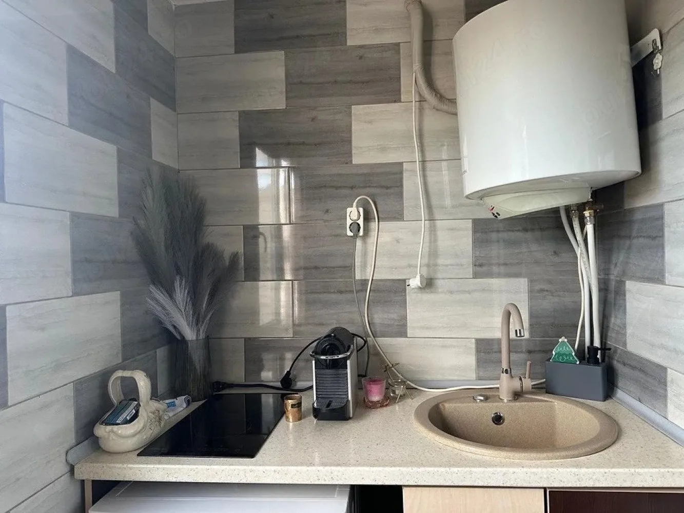 De vânzare garsonieră – Micro 40, in sptele Carrefour Mall - Se oferă spre vânzare garsonieră situată în cartierul Micro 40, la etajul 4. Locuința este renovată și se vinde complet mobilată și utilată, exact așa cum este prezentată în poze. Un mare avantaj al acestei proprietăți îl reprezintă poziționarea excelentă, cu acces facil la mijloace de transport în comun, magazine, piață, școli, mall Kaufland și alte puncte de interes din zonă. Preț de vânzare: 30.000 euro, ușor negociabil. Pentru detalii si programare vizionare sunati la numarul de telefon 0746.252.252 Liliana Ene. }}