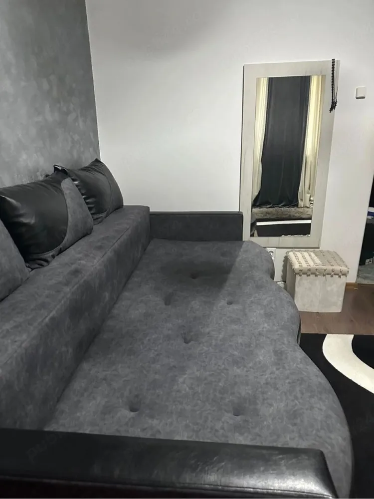 De vânzare garsonieră – Micro 40, in sptele Carrefour Mall - Se oferă spre vânzare garsonieră situată în cartierul Micro 40, la etajul 4. Locuința este renovată și se vinde complet mobilată și utilată, exact așa cum este prezentată în poze. Un mare avantaj al acestei proprietăți îl reprezintă poziționarea excelentă, cu acces facil la mijloace de transport în comun, magazine, piață, școli, mall Kaufland și alte puncte de interes din zonă. Preț de vânzare: 30.000 euro, ușor negociabil. Pentru detalii si programare vizionare sunati la numarul de telefon 0746.252.252 Liliana Ene. }}