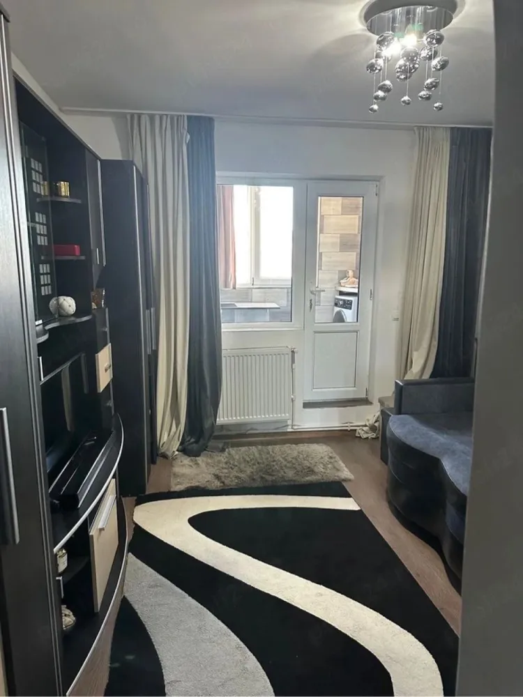 De vânzare garsonieră – Micro 40, in sptele Carrefour Mall - Se oferă spre vânzare garsonieră situată în cartierul Micro 40, la etajul 4. Locuința este renovată și se vinde complet mobilată și utilată, exact așa cum este prezentată în poze. Un mare avantaj al acestei proprietăți îl reprezintă poziționarea excelentă, cu acces facil la mijloace de transport în comun, magazine, piață, școli, mall Kaufland și alte puncte de interes din zonă. Preț de vânzare: 30.000 euro, ușor negociabil. Pentru detalii si programare vizionare sunati la numarul de telefon 0746.252.252 Liliana Ene. }}