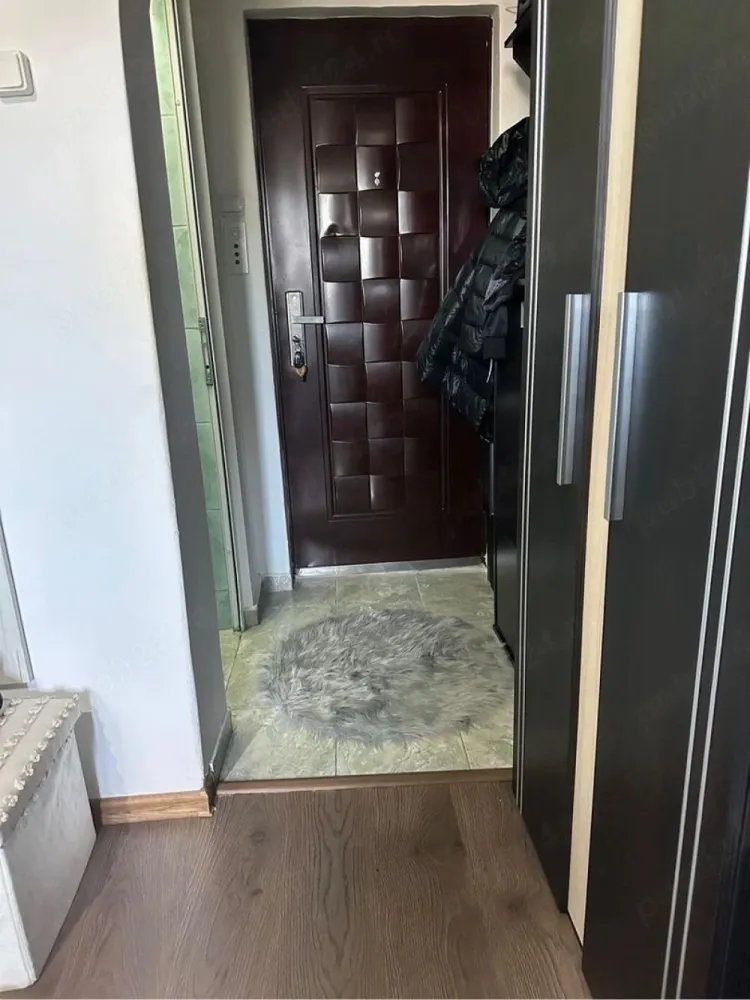 De vânzare garsonieră – Micro 40, in sptele Carrefour Mall - Se oferă spre vânzare garsonieră situată în cartierul Micro 40, la etajul 4. Locuința este renovată și se vinde complet mobilată și utilată, exact așa cum este prezentată în poze. Un mare avantaj al acestei proprietăți îl reprezintă poziționarea excelentă, cu acces facil la mijloace de transport în comun, magazine, piață, școli, mall Kaufland și alte puncte de interes din zonă. Preț de vânzare: 30.000 euro, ușor negociabil. Pentru detalii si programare vizionare sunati la numarul de telefon 0746.252.252 Liliana Ene. }}