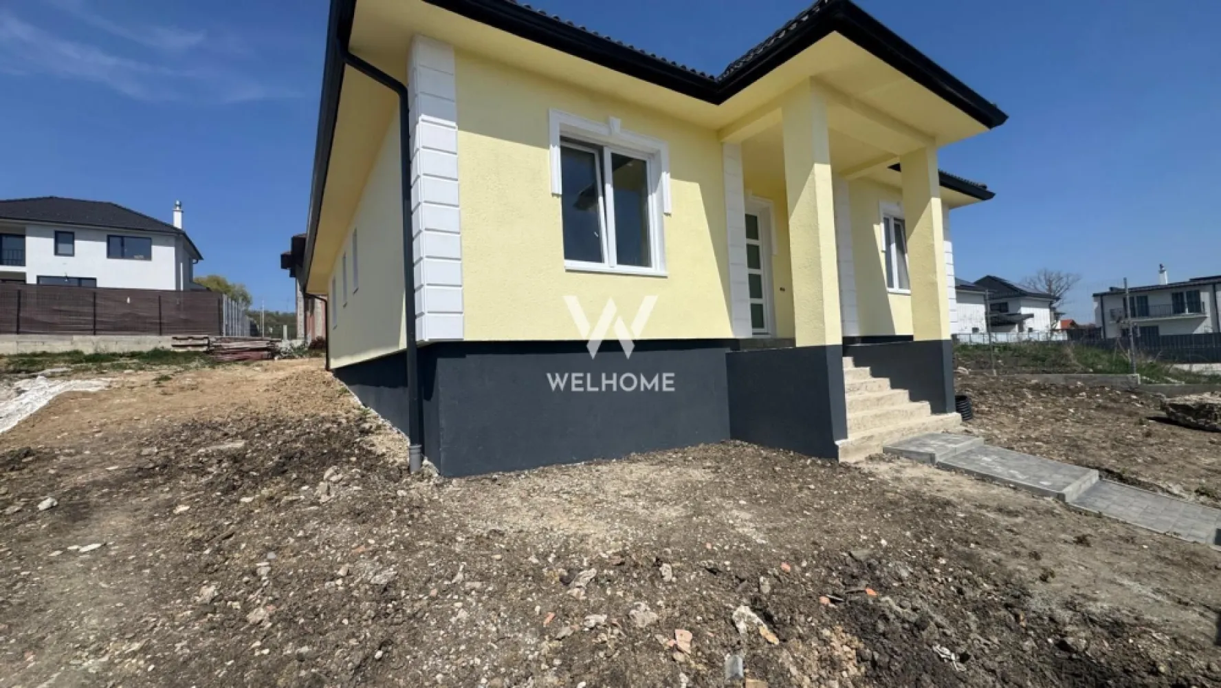 Casă individuală pe un singur nivel - Cisnădie - Vă propunem spre vânzare o casă individuală, pe un singur nivel, situată în Cisnădie, într-o zonă de case noi, ideală pentru familie și pentru cei care își doresc liniște și confort. Compartimentare eficientă și modernă: living generos cu bucătărie open-space, 3 dormitoare, dintre care unul matrimonial cu baie proprie, baie principală, cameră tehnică, hol, terasă cu acces din zona de zi Teren total: 500 mp Curte liberă: aprox. 350 mp – perfectă pentru zonă verde, loc de joacă sau relaxare Stadiu de predare: Interior: la stadiul de alb (ideal pentru personalizare după propriul gust) Exterior: la cheie, cu: gard împrejmuitor, poartă auto, acces pietonal si auto pavat, zona verde. Casa este construită conform unui proiect nou, cu accent pe funcționalitate, lumină naturală și confort. Preț: 227.000 euro – TVA inclus Pentru mai multe detalii, planuri sau programarea unei vizionări, vă stăm cu drag la dispoziție. }}