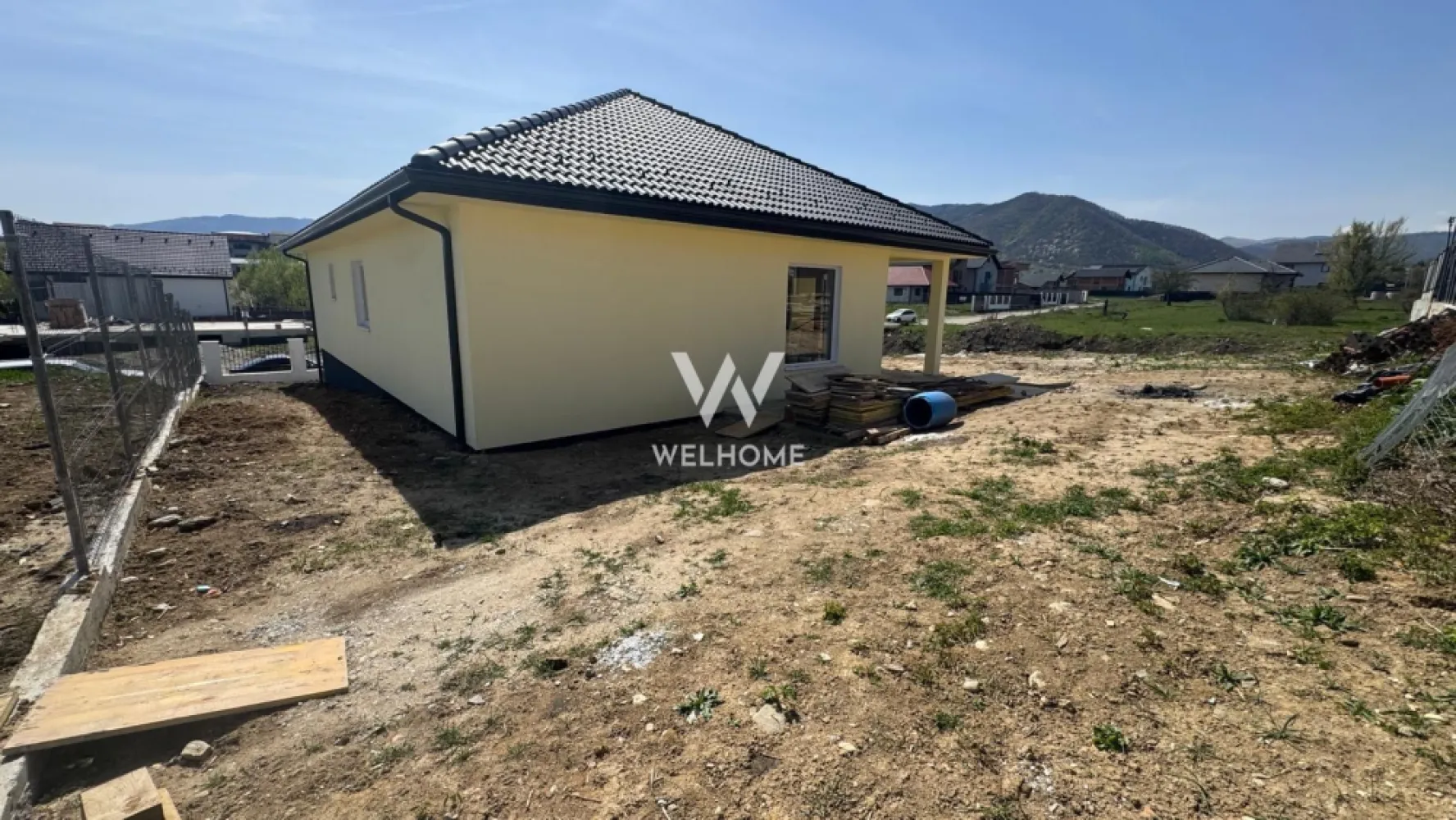 Casă individuală pe un singur nivel - Cisnădie - Vă propunem spre vânzare o casă individuală, pe un singur nivel, situată în Cisnădie, într-o zonă de case noi, ideală pentru familie și pentru cei care își doresc liniște și confort. Compartimentare eficientă și modernă: living generos cu bucătărie open-space, 3 dormitoare, dintre care unul matrimonial cu baie proprie, baie principală, cameră tehnică, hol, terasă cu acces din zona de zi Teren total: 500 mp Curte liberă: aprox. 350 mp – perfectă pentru zonă verde, loc de joacă sau relaxare Stadiu de predare: Interior: la stadiul de alb (ideal pentru personalizare după propriul gust) Exterior: la cheie, cu: gard împrejmuitor, poartă auto, acces pietonal si auto pavat, zona verde. Casa este construită conform unui proiect nou, cu accent pe funcționalitate, lumină naturală și confort. Preț: 227.000 euro – TVA inclus Pentru mai multe detalii, planuri sau programarea unei vizionări, vă stăm cu drag la dispoziție. }}