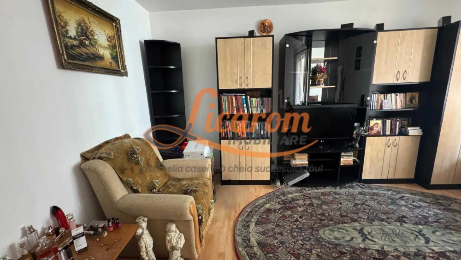 Apartament 3 camere decomandat Calea Bucuresti etaj 1/4 - Licarom imobiliare propune spre vanzare un apartament cu 3 camere situat in cartierul Astra zona Calea Bucuresti-Cocorului, zona foarte ușor accesibila. Apartamentul este situat la etajul 1/4 si are structura decomandata. Dispune de îmbunătățiri: centrala termica proprie, gresie si faianta, parchet laminat si geamuri termopan, inclusiv la balcon. Se vinde mobilat si utilat asa cum se vede in fotografii. Pretul este de 11300 euro usor negociabil. În proximitatea imobilului găsim scoli, gradinite, magazine, banci si stații RATBV. Pentru mai multe informatii si programari pentru vizionare, nu ezitati sa ne contactati la telefon 0723985424 Consultant imobiliar Liliana si 0741059397 Consultant imobiliar Calin. }}