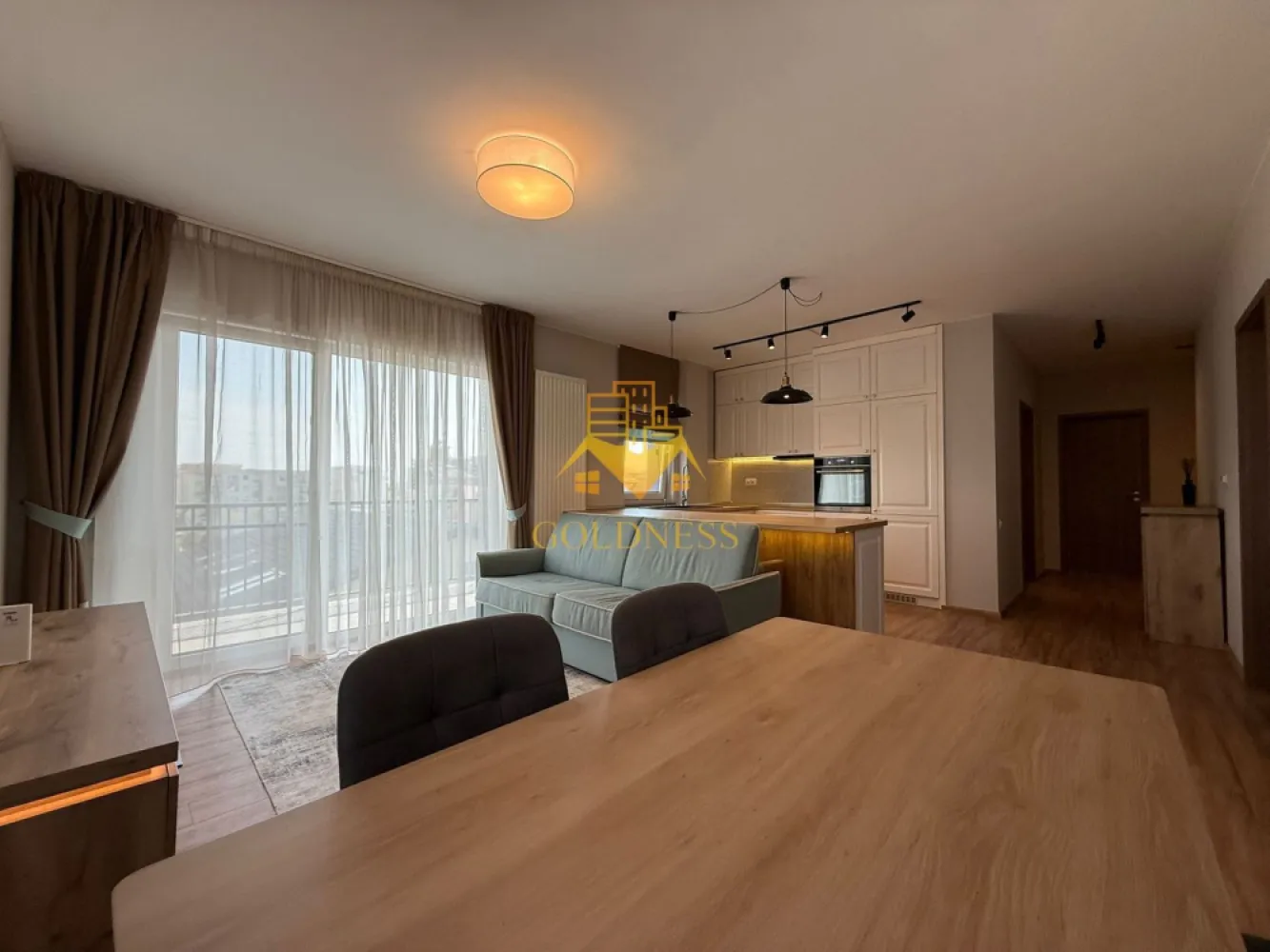 3 camere, garaj, bloc nou, Buna Ziua Bonjour Residence,Zona Liceul ELF - GOLDNESS Imobiliare vă propune spre închiriere un apartament cu 3 camere complet mobilat și utilat, la etajul 4 într-un imobil de 6 etaje, în Cartierul Buna Ziua. Dispune de loc de parcare subterana inclusa in pret! Se află în apropierea stațiilor de transport în comun, magazine, restaurante, spații verzi, farmacii, etc. Apartamentul este compartimentat astfel: - dormitor cu pat matrimonial, dressing, noptiere - al 2 lea dormitor se mobileaza la cerere - living cu bucatarie open space complet utilată și mobilată, canapea extensibilă, loc de servit masa - baie cu cada, calorifer port prosop și dulap pentru depozitare. - baie de serviciu - terasa de 16 mp. Imobilul este dotat cu toate cele necesare- centrală proprie, frigider, aragaz, hotă, mașină de spălat haine, etc. Dacă sunteți interesați de acest apartament și doriți să îl vizionați, dar și pentru alte oferte nu ezitați să ne contactați telefonic sau prin e-mail. Vă stăm la dispoziție! Pentru intermediere se percepe un comision de 50% din prețul chiriei! }}