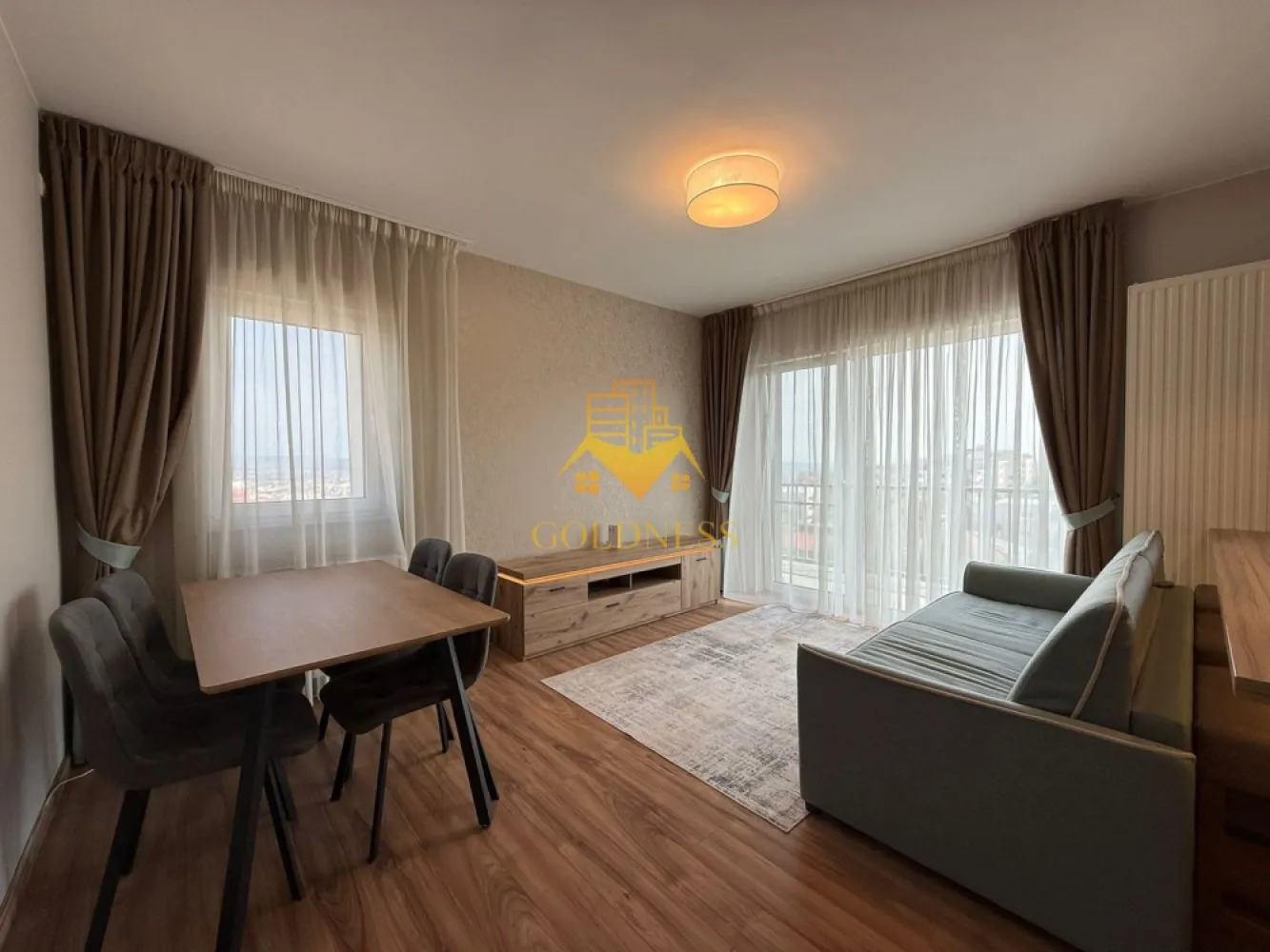 3 camere, garaj, bloc nou, Buna Ziua Bonjour Residence,Zona Liceul ELF - GOLDNESS Imobiliare vă propune spre închiriere un apartament cu 3 camere complet mobilat și utilat, la etajul 4 într-un imobil de 6 etaje, în Cartierul Buna Ziua. Dispune de loc de parcare subterana inclusa in pret! Se află în apropierea stațiilor de transport în comun, magazine, restaurante, spații verzi, farmacii, etc. Apartamentul este compartimentat astfel: - dormitor cu pat matrimonial, dressing, noptiere - al 2 lea dormitor se mobileaza la cerere - living cu bucatarie open space complet utilată și mobilată, canapea extensibilă, loc de servit masa - baie cu cada, calorifer port prosop și dulap pentru depozitare. - baie de serviciu - terasa de 16 mp. Imobilul este dotat cu toate cele necesare- centrală proprie, frigider, aragaz, hotă, mașină de spălat haine, etc. Dacă sunteți interesați de acest apartament și doriți să îl vizionați, dar și pentru alte oferte nu ezitați să ne contactați telefonic sau prin e-mail. Vă stăm la dispoziție! Pentru intermediere se percepe un comision de 50% din prețul chiriei! }}