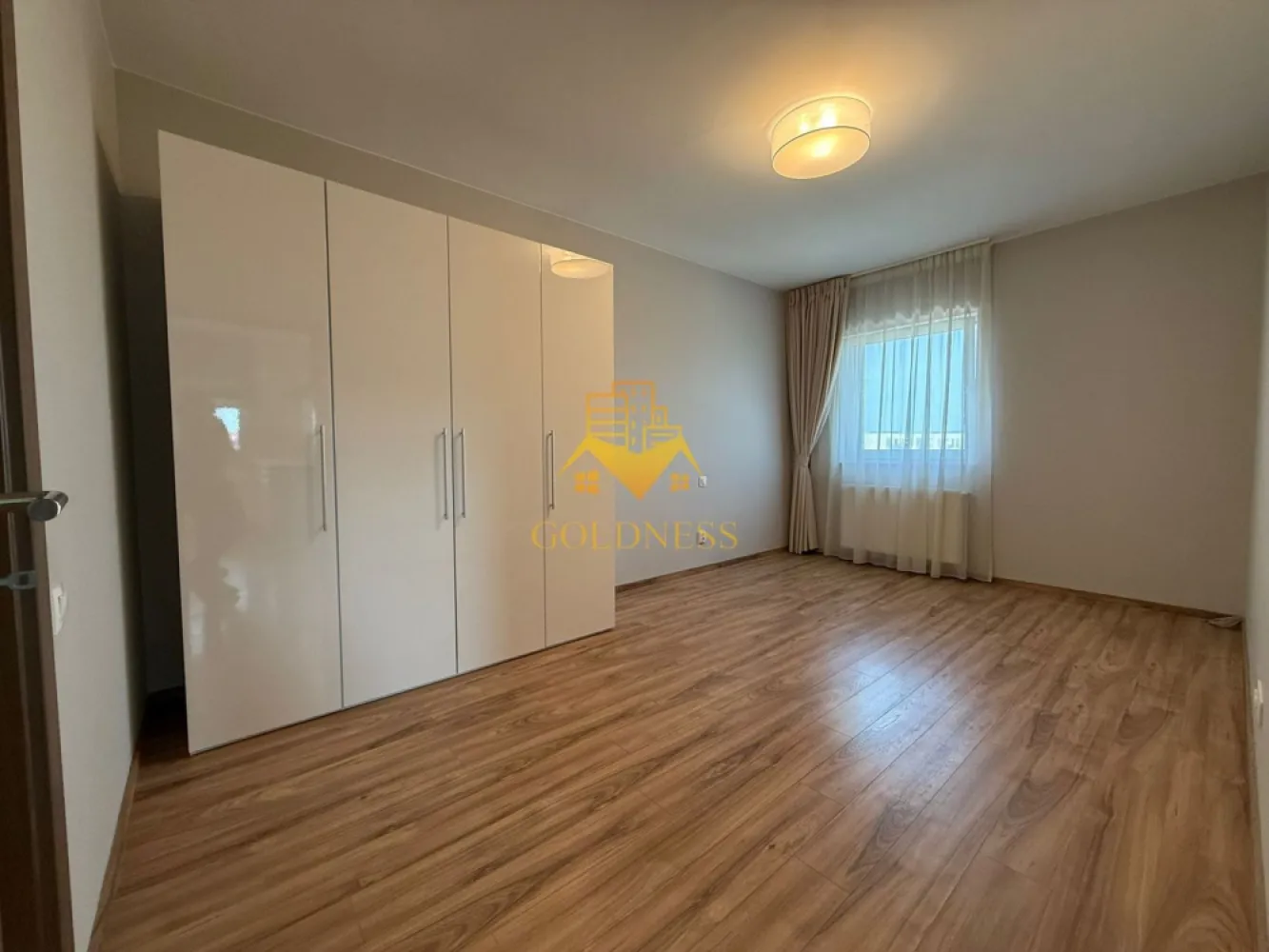 3 camere, garaj, bloc nou, Buna Ziua Bonjour Residence,Zona Liceul ELF - GOLDNESS Imobiliare vă propune spre închiriere un apartament cu 3 camere complet mobilat și utilat, la etajul 4 într-un imobil de 6 etaje, în Cartierul Buna Ziua. Dispune de loc de parcare subterana inclusa in pret! Se află în apropierea stațiilor de transport în comun, magazine, restaurante, spații verzi, farmacii, etc. Apartamentul este compartimentat astfel: - dormitor cu pat matrimonial, dressing, noptiere - al 2 lea dormitor se mobileaza la cerere - living cu bucatarie open space complet utilată și mobilată, canapea extensibilă, loc de servit masa - baie cu cada, calorifer port prosop și dulap pentru depozitare. - baie de serviciu - terasa de 16 mp. Imobilul este dotat cu toate cele necesare- centrală proprie, frigider, aragaz, hotă, mașină de spălat haine, etc. Dacă sunteți interesați de acest apartament și doriți să îl vizionați, dar și pentru alte oferte nu ezitați să ne contactați telefonic sau prin e-mail. Vă stăm la dispoziție! Pentru intermediere se percepe un comision de 50% din prețul chiriei! }}