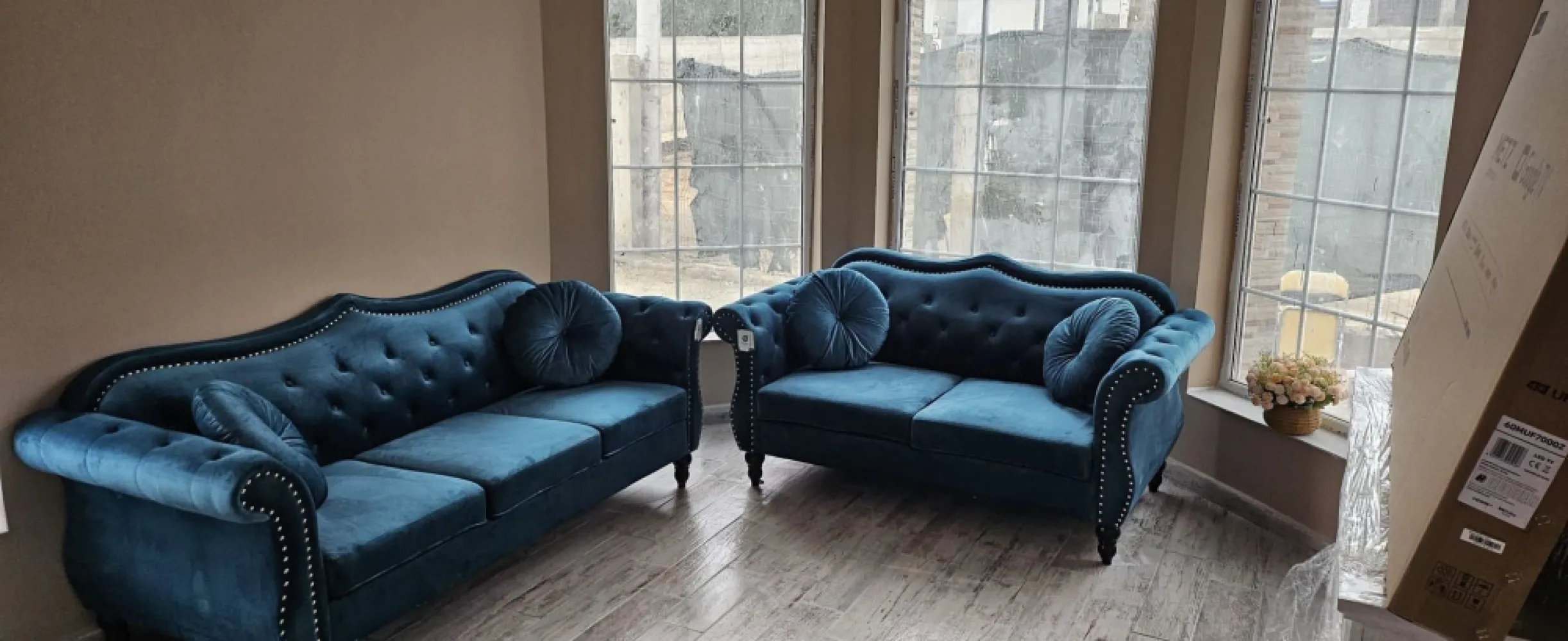 Oferta in exclusivitate prin Mag Invest! - Descoperiți oportunitatea de închiriere a unei case moderne, situată într-o zonă liniștită între Bariera Traian și Lacul Brateș. Această casă se afla la prima inchiriere, construcție finalizată în 2026, oferă confort și stil pentru familiile care caută un cămin de calitate. Caracteristici principale: Preț chirie: 800 euro/lună Suprafață generoasă de 130 mp, dispusă pe două niveluri: parter și mansardă Construcție din BCA de înaltă calitate, cu armături din beton armat Acoperiș din tablă Lindab, pentru durabilitate și eficiență energetică Încălzire în pardoseală pentru un confort termic optim Ferestre din termopan cu barieră termică, asigurând izolare și reducerea costurilor de încălzire Zona liniștită, perfectă pentru relaxare și locuire pe termen lung La parter, veți găsi un living luminos și primitor, open space, ideal pentru momentele de relaxare alături de familie și prieteni, precum și un grup sanitar modern, o cameră tehnică și un dormitor matrimonial spațios. Mansarda include un dormitor cu dressing, balcon, un dormitor mai mic, perfect pentru copii sau birou, și un grup sanitar suplimentar. Această casă este gata pentru a deveni căminul dumneavoastră, fiind personalizabilă în funcție de preferințe, pentru a reflecta stilul și nevoile fiecărui chiriaș. Nu ratați șansa de a locui într-o locuință nouă, într-o zonă liniștită și confortabilă! Pentru mai multe informații sau pentru a programa o vizionare, sunati la numarul de telefon 0746.252.252 Liliana ene. }}