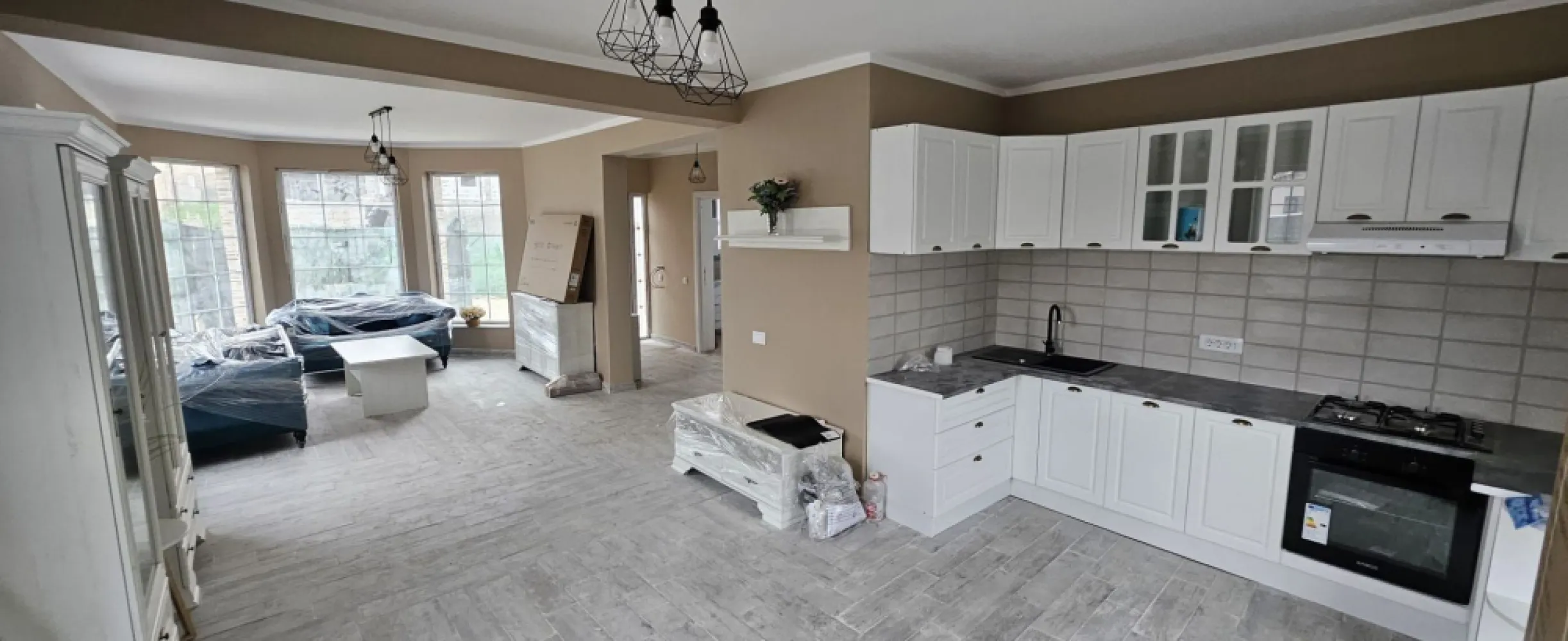 Oferta in exclusivitate prin Mag Invest! - Descoperiți oportunitatea de închiriere a unei case moderne, situată într-o zonă liniștită între Bariera Traian și Lacul Brateș. Această casă se afla la prima inchiriere, construcție finalizată în 2026, oferă confort și stil pentru familiile care caută un cămin de calitate. Caracteristici principale: Preț chirie: 800 euro/lună Suprafață generoasă de 130 mp, dispusă pe două niveluri: parter și mansardă Construcție din BCA de înaltă calitate, cu armături din beton armat Acoperiș din tablă Lindab, pentru durabilitate și eficiență energetică Încălzire în pardoseală pentru un confort termic optim Ferestre din termopan cu barieră termică, asigurând izolare și reducerea costurilor de încălzire Zona liniștită, perfectă pentru relaxare și locuire pe termen lung La parter, veți găsi un living luminos și primitor, open space, ideal pentru momentele de relaxare alături de familie și prieteni, precum și un grup sanitar modern, o cameră tehnică și un dormitor matrimonial spațios. Mansarda include un dormitor cu dressing, balcon, un dormitor mai mic, perfect pentru copii sau birou, și un grup sanitar suplimentar. Această casă este gata pentru a deveni căminul dumneavoastră, fiind personalizabilă în funcție de preferințe, pentru a reflecta stilul și nevoile fiecărui chiriaș. Nu ratați șansa de a locui într-o locuință nouă, într-o zonă liniștită și confortabilă! Pentru mai multe informații sau pentru a programa o vizionare, sunati la numarul de telefon 0746.252.252 Liliana ene. }}