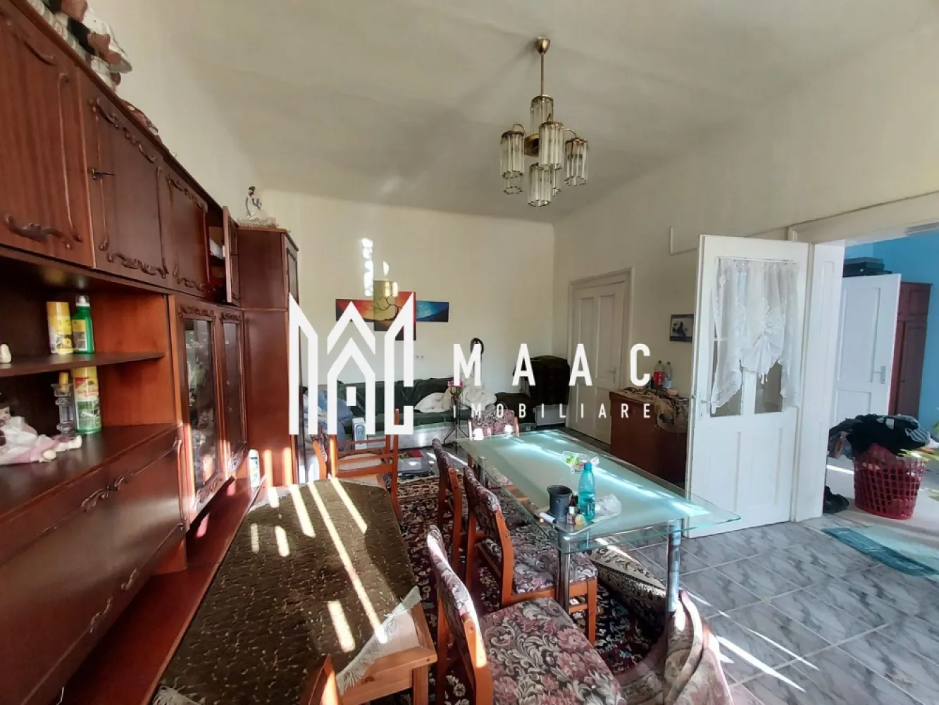 Casa 5 camere | 1600 mp Teren | Sura Mica - MAAC Imobiliare vă propune spre vânzare o casă amplasată pe un teren generos de 1.600 mp, ideală pentru cei care își doresc spațiu, intimitate și acces complet la utilități. Proprietatea este potrivită atât pentru locuire permanentă, cât și pentru dezvoltare ulterioară. Detalii proprietate: Suprafață teren: 1.600 mp Compartimentare: 5 camere Predare: nemobilată Dotări și utilități: Încălzire eficientă: centrală pe lemne + pompă de căldură Racordată la: curent electric gaz apă Avantaje: Teren foarte mare, potrivit pentru extindere, grădină, zonă de relaxare sau activități gospodărești Casă versatilă, ce poate fi personalizată după preferințele viitorului proprietar Utilități complete, costuri reduse la încălzire datorită pompei de căldură Ideală pentru o familie care caută liniște și spațiu sau pentru investiție pe termen lung Pentru mai multe detalii și pentru programarea unei vizionări, vă rugăm să ne contactați menționând ID: CP2802061 }}