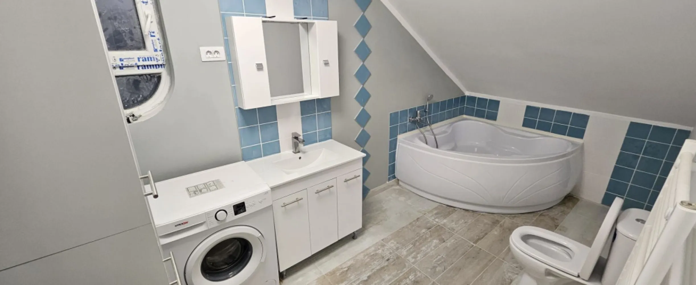 Oferta in exclusivitate prin Mag Invest! - Descoperiți oportunitatea de închiriere a unei case moderne, situată într-o zonă liniștită între Bariera Traian și Lacul Brateș. Această casă se afla la prima inchiriere, construcție finalizată în 2026, oferă confort și stil pentru familiile care caută un cămin de calitate. Caracteristici principale: Preț chirie: 800 euro/lună Suprafață generoasă de 130 mp, dispusă pe două niveluri: parter și mansardă Construcție din BCA de înaltă calitate, cu armături din beton armat Acoperiș din tablă Lindab, pentru durabilitate și eficiență energetică Încălzire în pardoseală pentru un confort termic optim Ferestre din termopan cu barieră termică, asigurând izolare și reducerea costurilor de încălzire Zona liniștită, perfectă pentru relaxare și locuire pe termen lung La parter, veți găsi un living luminos și primitor, open space, ideal pentru momentele de relaxare alături de familie și prieteni, precum și un grup sanitar modern, o cameră tehnică și un dormitor matrimonial spațios. Mansarda include un dormitor cu dressing, balcon, un dormitor mai mic, perfect pentru copii sau birou, și un grup sanitar suplimentar. Această casă este gata pentru a deveni căminul dumneavoastră, fiind personalizabilă în funcție de preferințe, pentru a reflecta stilul și nevoile fiecărui chiriaș. Nu ratați șansa de a locui într-o locuință nouă, într-o zonă liniștită și confortabilă! Pentru mai multe informații sau pentru a programa o vizionare, sunati la numarul de telefon 0746.252.252 Liliana ene. }}