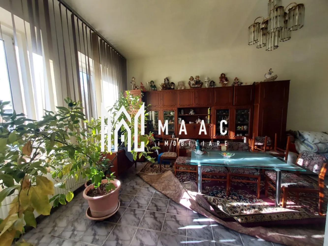 Casa 5 camere | 1600 mp Teren | Sura Mica - MAAC Imobiliare vă propune spre vânzare o casă amplasată pe un teren generos de 1.600 mp, ideală pentru cei care își doresc spațiu, intimitate și acces complet la utilități. Proprietatea este potrivită atât pentru locuire permanentă, cât și pentru dezvoltare ulterioară. Detalii proprietate: Suprafață teren: 1.600 mp Compartimentare: 5 camere Predare: nemobilată Dotări și utilități: Încălzire eficientă: centrală pe lemne + pompă de căldură Racordată la: curent electric gaz apă Avantaje: Teren foarte mare, potrivit pentru extindere, grădină, zonă de relaxare sau activități gospodărești Casă versatilă, ce poate fi personalizată după preferințele viitorului proprietar Utilități complete, costuri reduse la încălzire datorită pompei de căldură Ideală pentru o familie care caută liniște și spațiu sau pentru investiție pe termen lung Pentru mai multe detalii și pentru programarea unei vizionări, vă rugăm să ne contactați menționând ID: CP2802061 }}