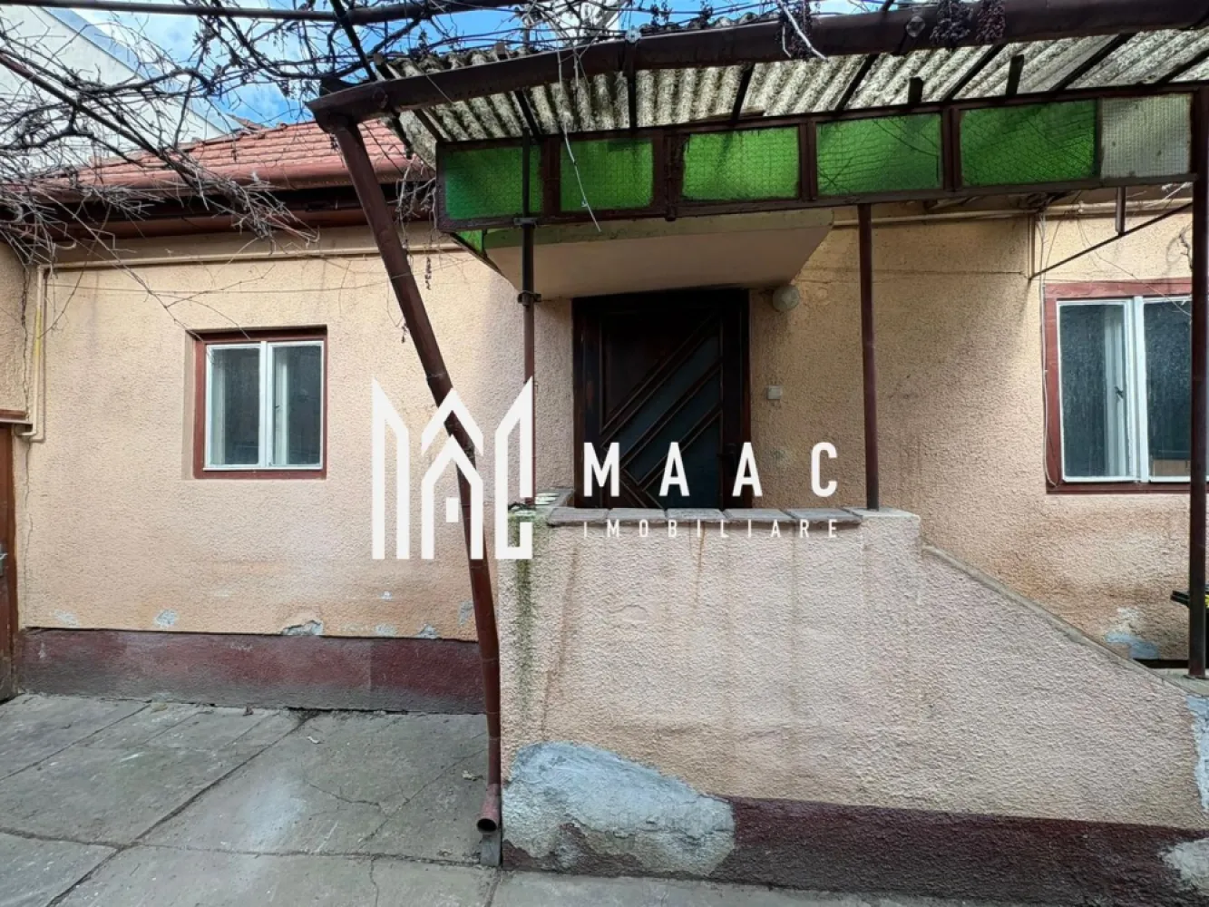 Casă individuală | 3 camere | Curte mare | Zonă liniștită | Gusterita - MAAC Imobiliare va propune spre vanzare o casă individuală situată în cartierul Gușterița din Sibiu, într-o zonă liniștită, cu acces direct din stradă, ideală atât pentru locuit, cât și pentru investiție. Proprietatea este casă pe un singur nivel (parter), de tip vagon, foarte bine compartimentată, construită solid din cărămidă, cu fundație din beton, oferind durabilitate și multiple posibilități de amenajare sau modernizare. Casa dispune de o suprafață utilă de 100 mp, o suprafață construită de 131 mp și este amplasată pe un teren de 320 mp, cu curte proprie ce poate fi amenajată după preferințe — spațiu verde, zonă de relaxare, foișor sau loc de joacă. Compartimentare 3 camere bucătărie baie holuri pivniță garaj Avantaje și beneficii construcție solidă din cărămidă fundație din beton casă individuală curte proprie acces auto și direct din stradă zonă liniștită și bine conectată garaj inclus pivniță generoasă pentru depozitare ideală pentru familie sau investiție posibilitate de personalizare și modernizare Poziționarea în zona Gușterița oferă un echilibru excelent între liniștea rezidențială și accesul rapid către oraș, magazine, școli și principalele puncte de interes din Sibiu. O proprietate cu potențial excelent, perfectă pentru cei care își doresc o casă individuală cu teren propriu într-o zonă apreciată a orașului. Pentru mai multe detalii și programarea unei vizionări, vă rugăm să ne contactați telefonic și să menționați CP3005147. }}