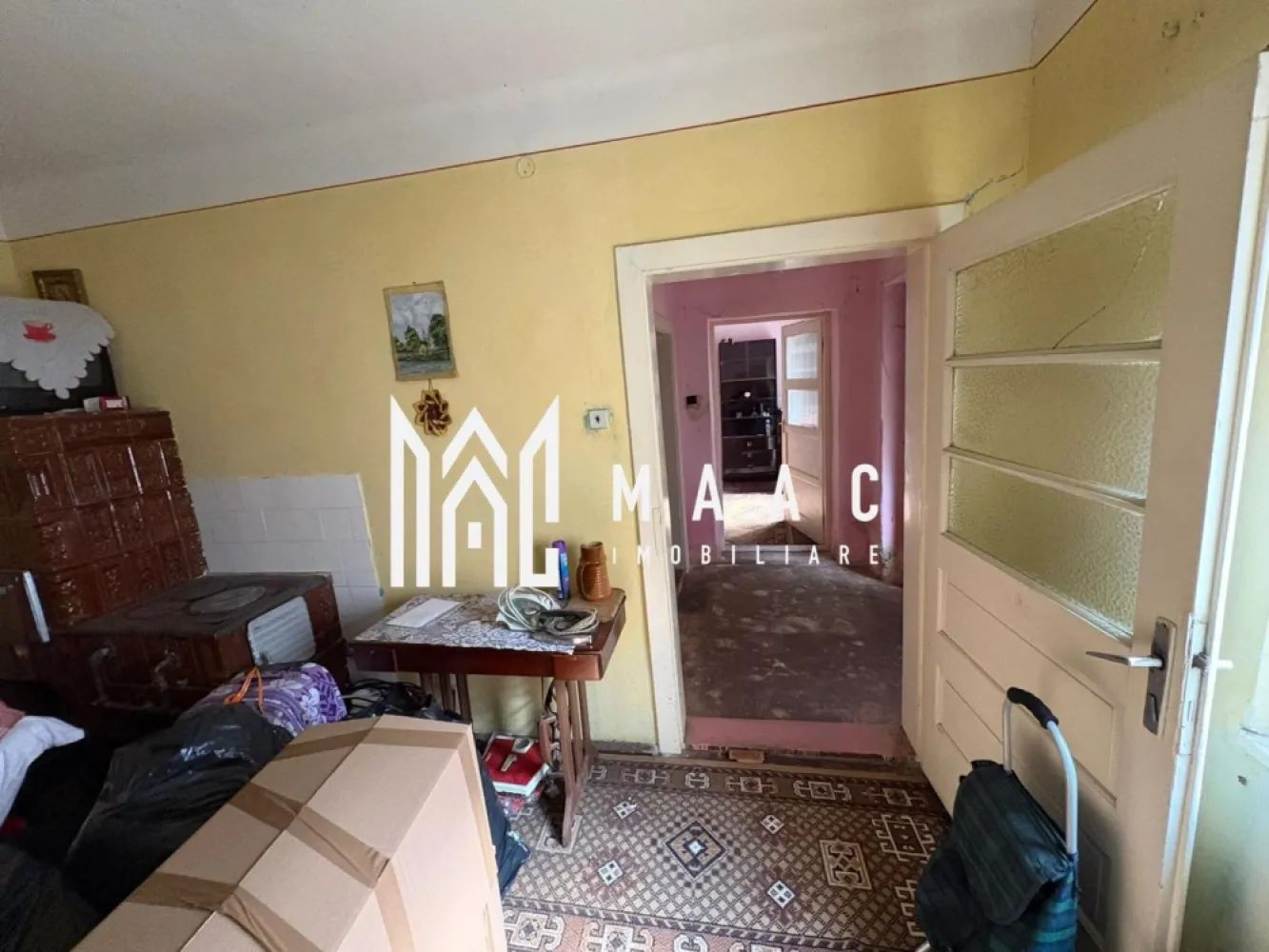 Casă individuală | 3 camere | Curte mare | Zonă liniștită | Gusterita - MAAC Imobiliare va propune spre vanzare o casă individuală situată în cartierul Gușterița din Sibiu, într-o zonă liniștită, cu acces direct din stradă, ideală atât pentru locuit, cât și pentru investiție. Proprietatea este casă pe un singur nivel (parter), de tip vagon, foarte bine compartimentată, construită solid din cărămidă, cu fundație din beton, oferind durabilitate și multiple posibilități de amenajare sau modernizare. Casa dispune de o suprafață utilă de 100 mp, o suprafață construită de 131 mp și este amplasată pe un teren de 320 mp, cu curte proprie ce poate fi amenajată după preferințe — spațiu verde, zonă de relaxare, foișor sau loc de joacă. Compartimentare 3 camere bucătărie baie holuri pivniță garaj Avantaje și beneficii construcție solidă din cărămidă fundație din beton casă individuală curte proprie acces auto și direct din stradă zonă liniștită și bine conectată garaj inclus pivniță generoasă pentru depozitare ideală pentru familie sau investiție posibilitate de personalizare și modernizare Poziționarea în zona Gușterița oferă un echilibru excelent între liniștea rezidențială și accesul rapid către oraș, magazine, școli și principalele puncte de interes din Sibiu. O proprietate cu potențial excelent, perfectă pentru cei care își doresc o casă individuală cu teren propriu într-o zonă apreciată a orașului. Pentru mai multe detalii și programarea unei vizionări, vă rugăm să ne contactați telefonic și să menționați CP3005147. }}